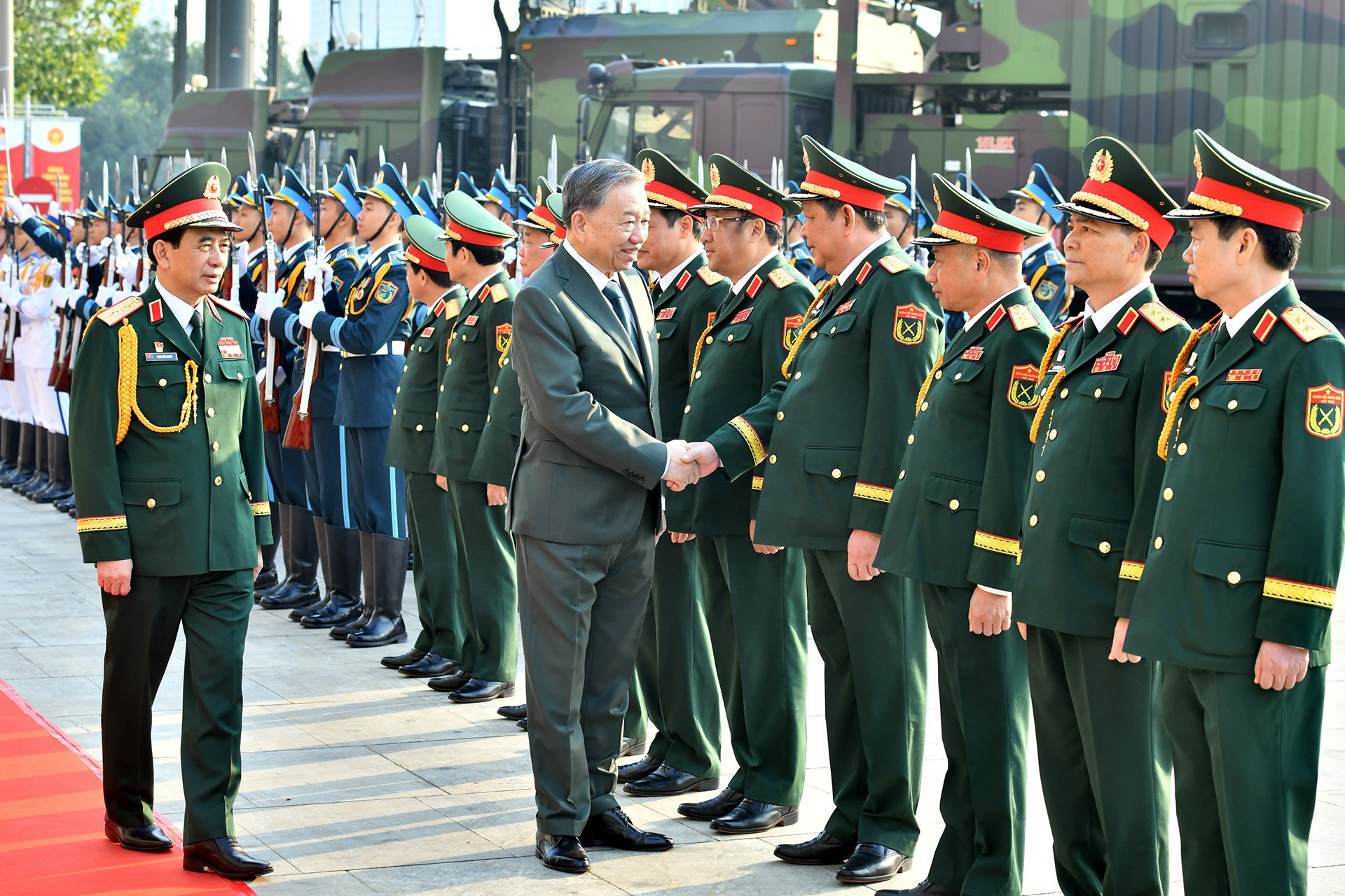 El secretario general del Partido Comunista de Vietnam, To Lam, y los líderes de la Comisión Militar Central y el Ministerio de Defensa. El secretario general del Partido Comunista de Vietnam, To Lam, y los líderes de la Comisión Militar Central y el Ministerio de Defensa.