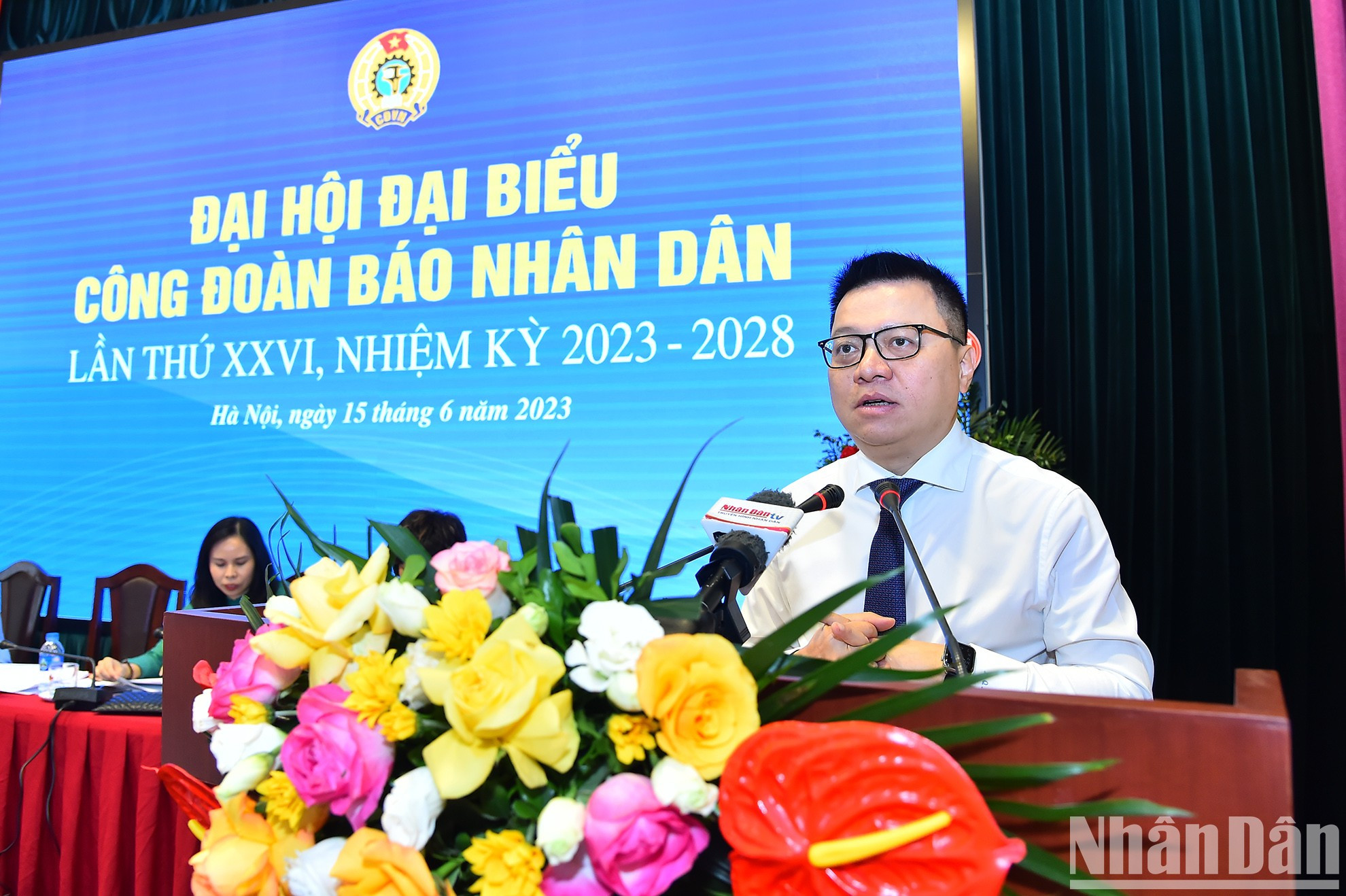 El presidente-editor del periódico Nhan Dan, subjefe de la Comisión de Comunicación y Educación del Comité Central del Partido Comunista de Vietnam y titular de la Asociación de Periodistas del país, Le Quoc Minh, interviene en la cita.