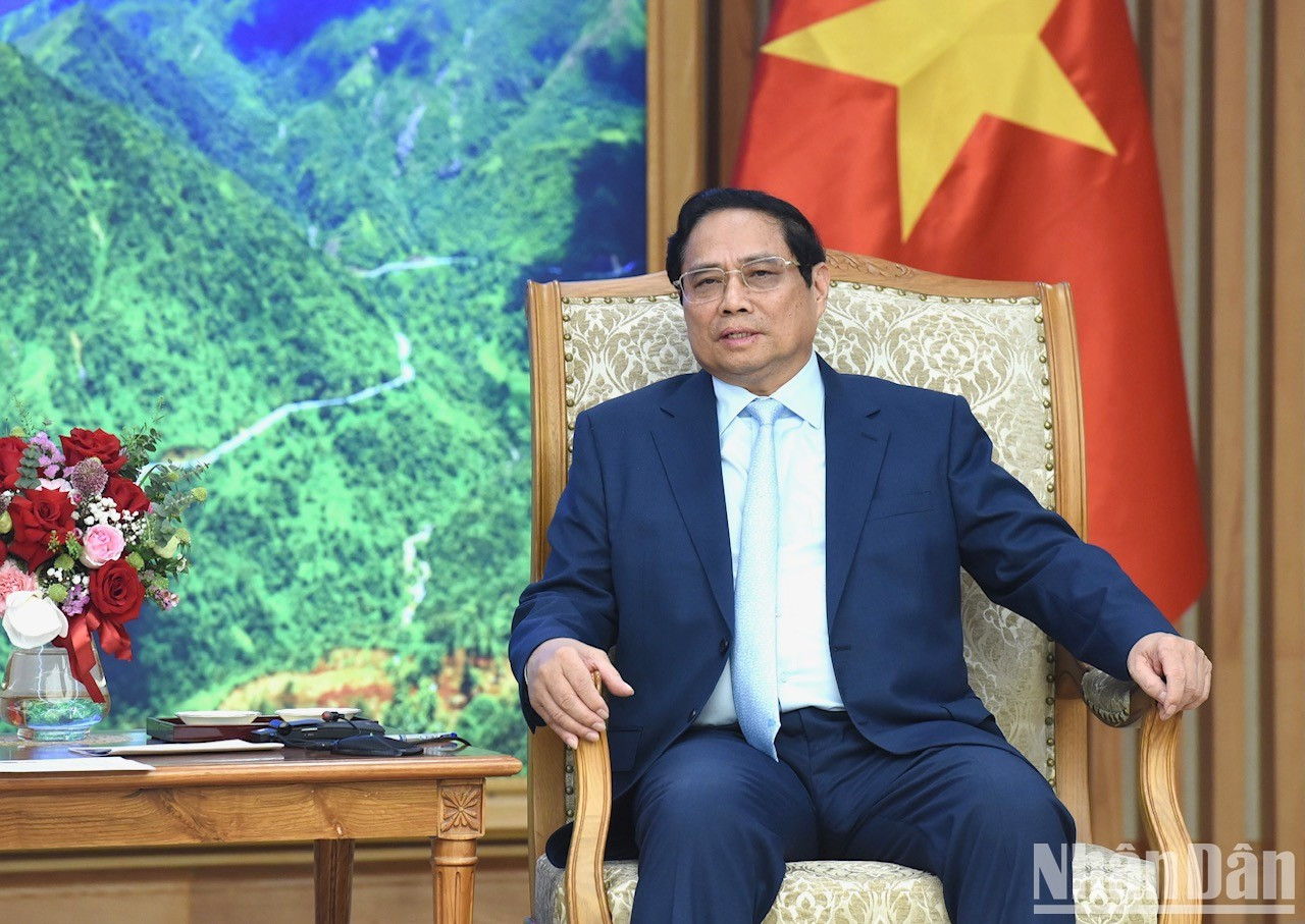 Minh Chinh habla en la cita. Minh Chinh habla en la cita.