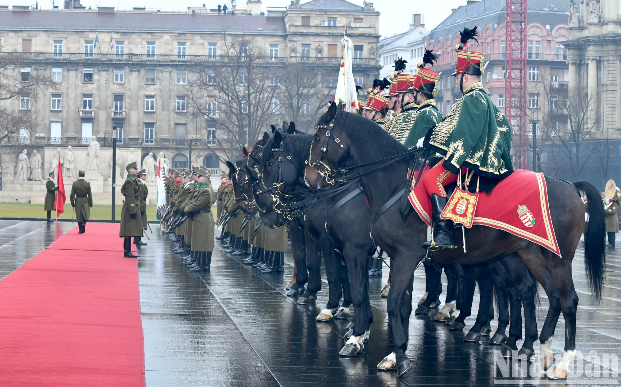 La guardia de honor del Ejército Húngaro antes del acto. La guardia de honor del Ejército Húngaro antes del acto.