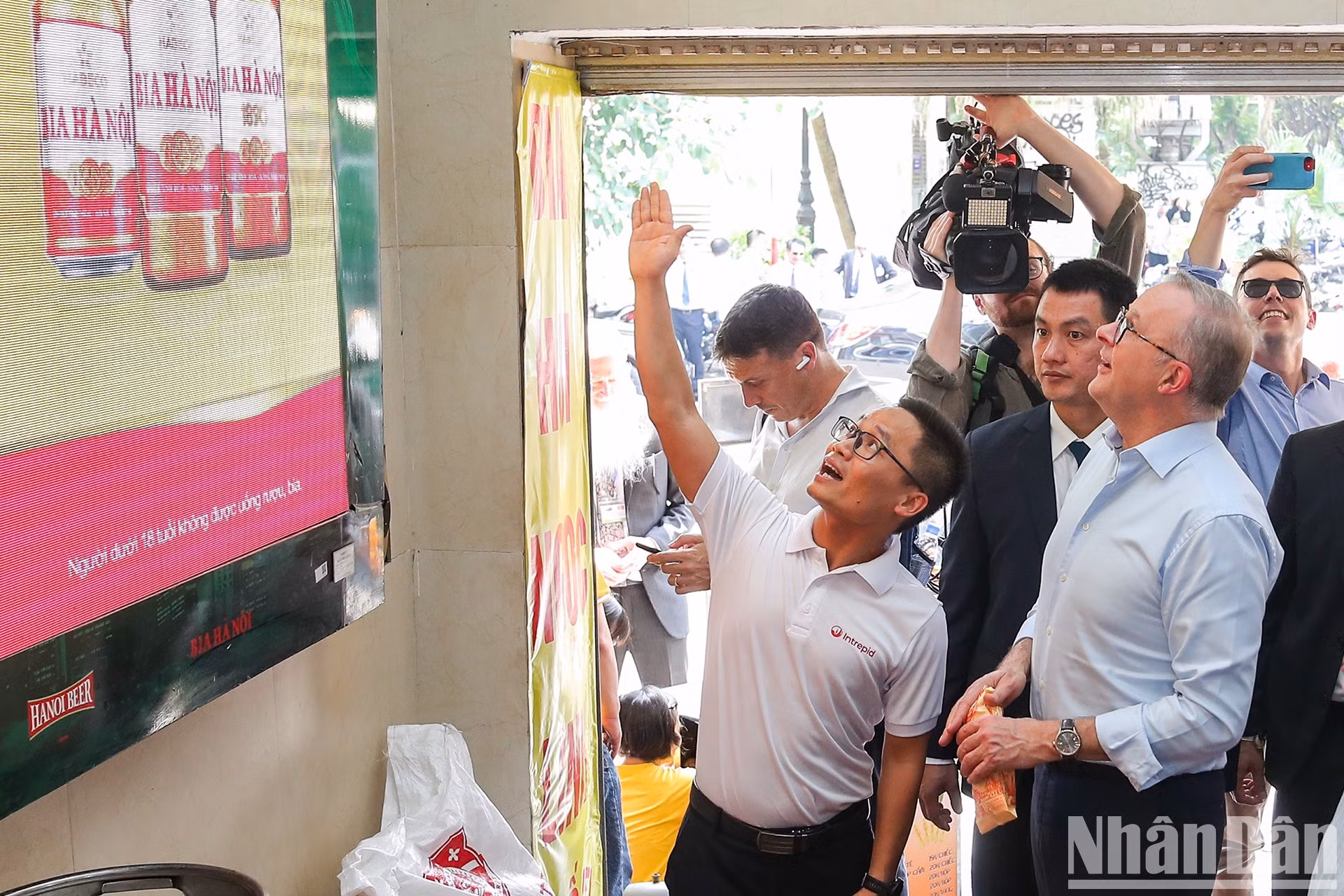 Anthony Albanese almorzó en un restaurante en la calle de Duong Thanh.
