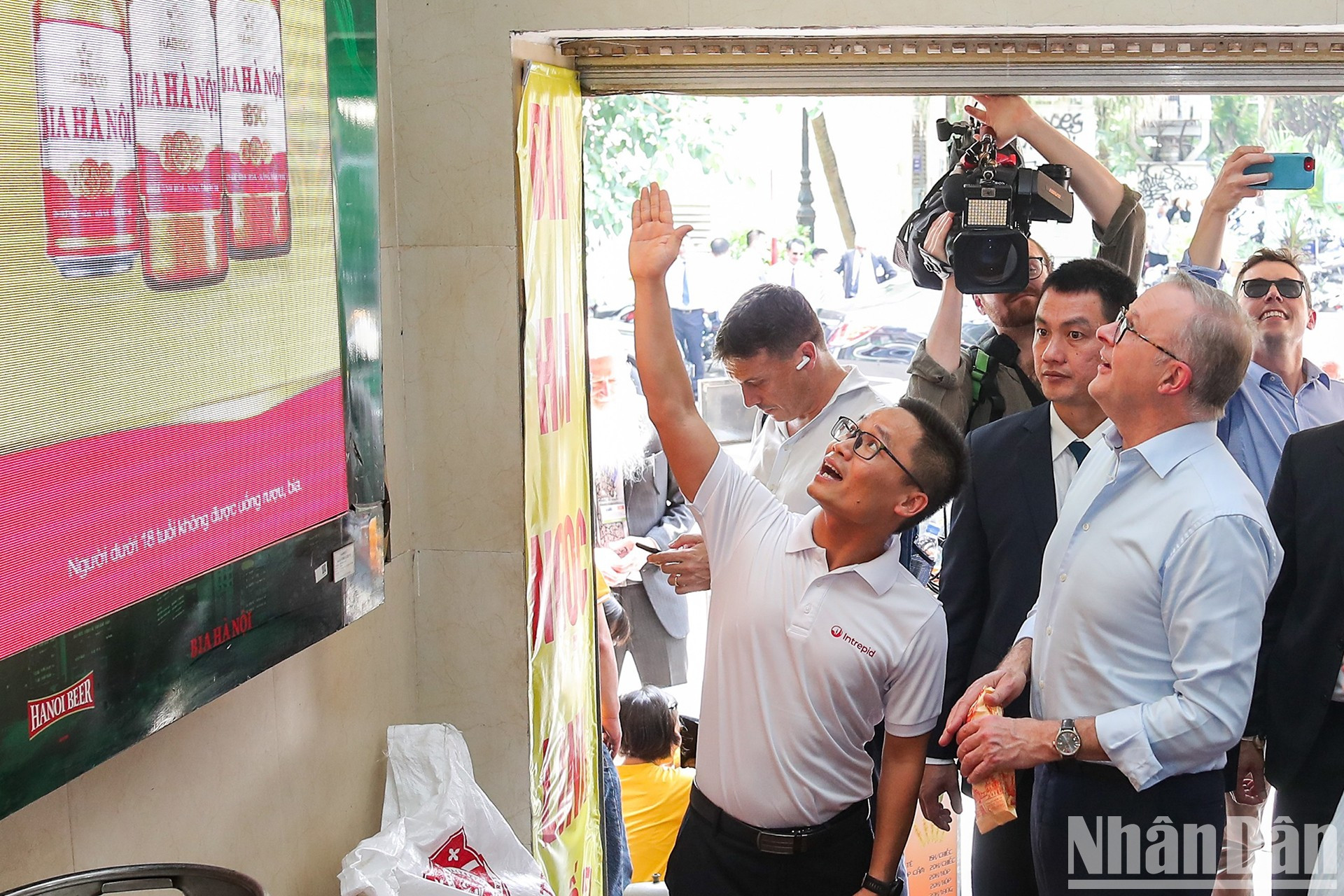 Anthony Albanese almorzó en un restaurante en la calle de Duong Thanh. Anthony Albanese almorzó en un restaurante en la calle de Duong Thanh.