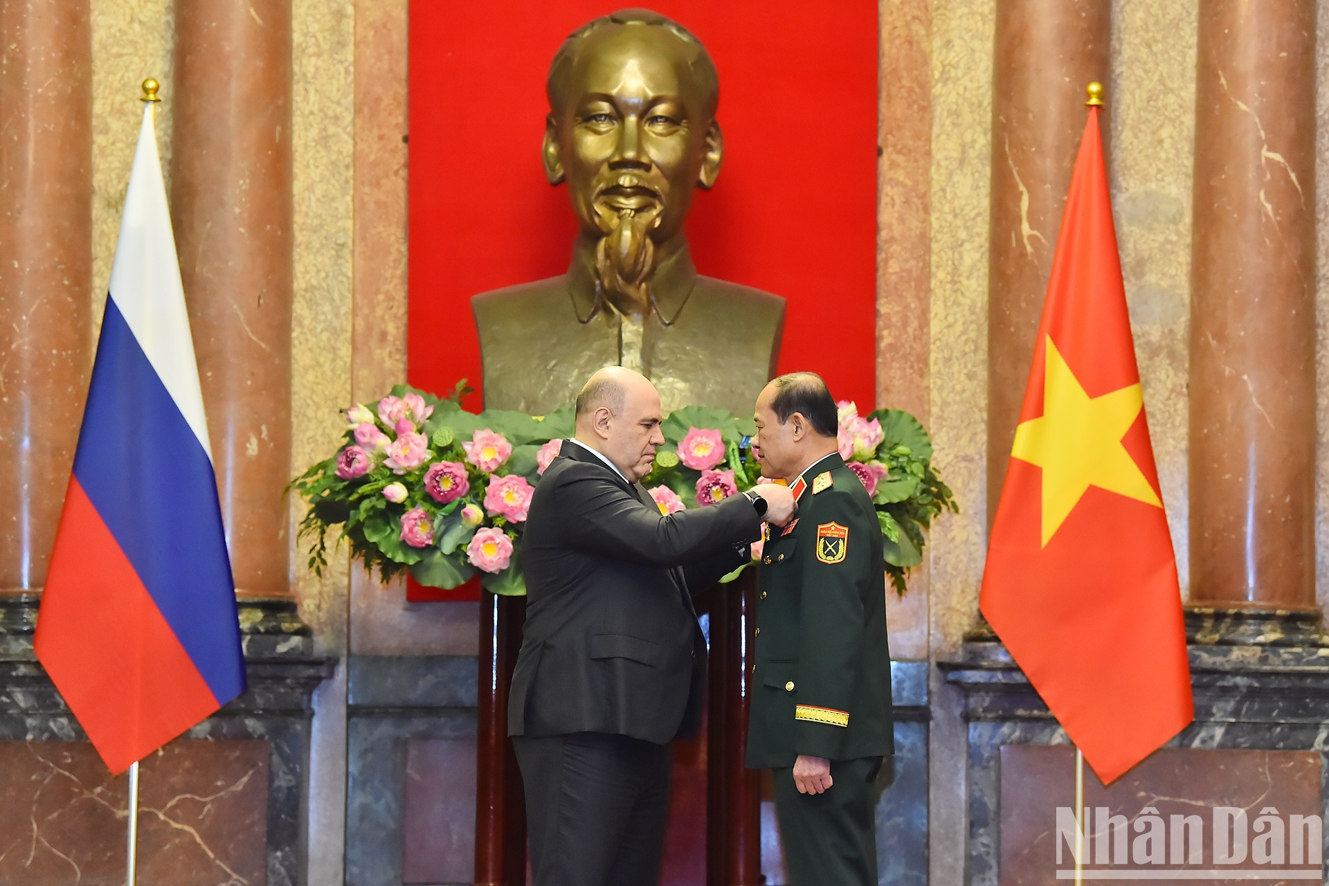 El primer ministro ruso, Mijaíl Vladimirovich Mishustin, entrega la Medalla de la Amistad del Estado de Rusia al teniente general Be Xuan Truong, exviceministro de Defensa Nacional y presidente de la Asociación de Veteranos de Vietnam. El primer ministro ruso, Mijaíl Vladimirovich Mishustin, entrega la Medalla de la Amistad del Estado de Rusia al teniente general Be Xuan Truong, exviceministro de Defensa Nacional y presidente de la Asociación de Veteranos de Vietnam.