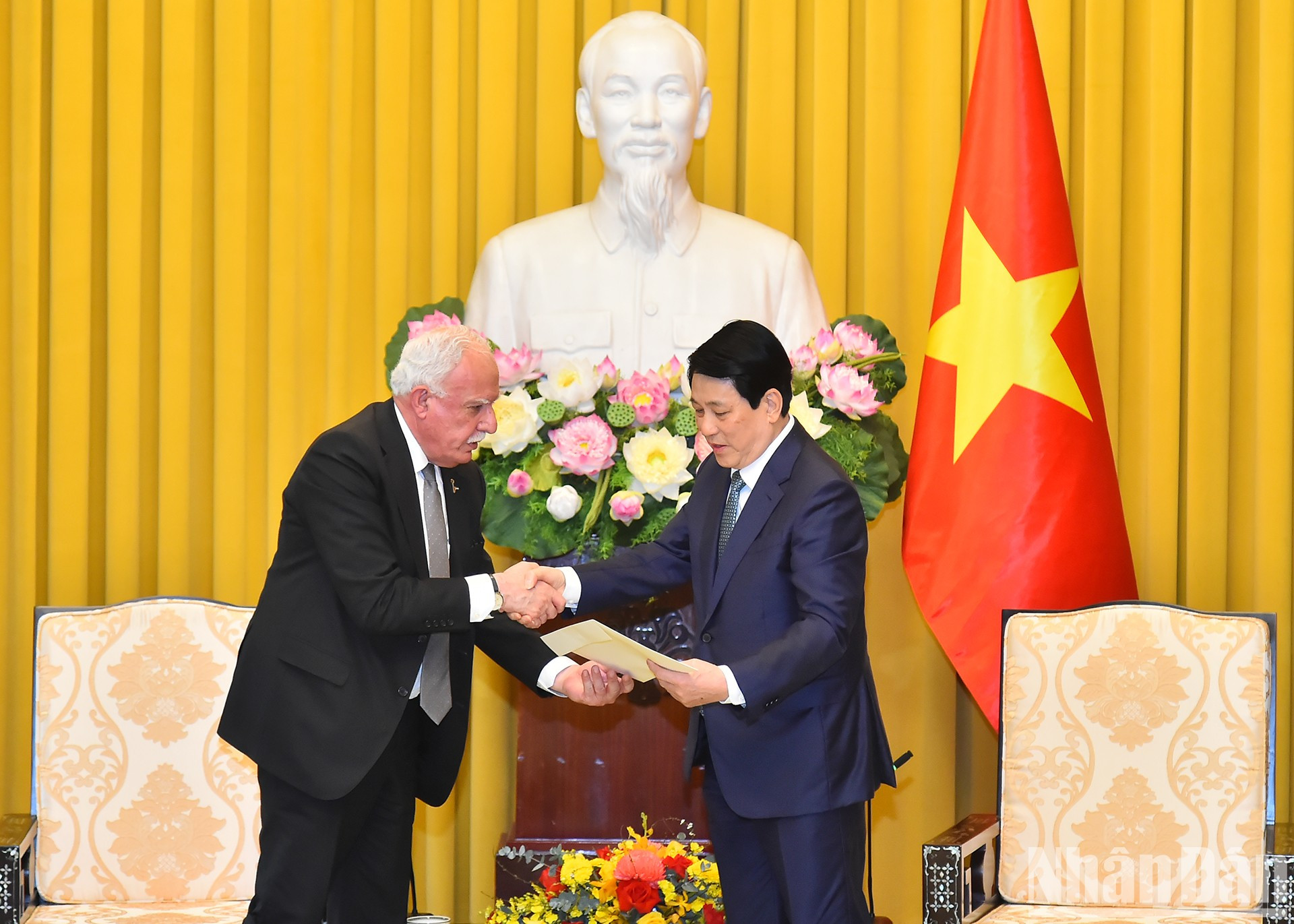 Riad Malki presenta una carta del presidente palestino, Mahmoud Abbas, al jefe del Estado vietnamita, Luong Cuong. Riad Malki presenta una carta del presidente palestino, Mahmoud Abbas, al jefe del Estado vietnamita, Luong Cuong.