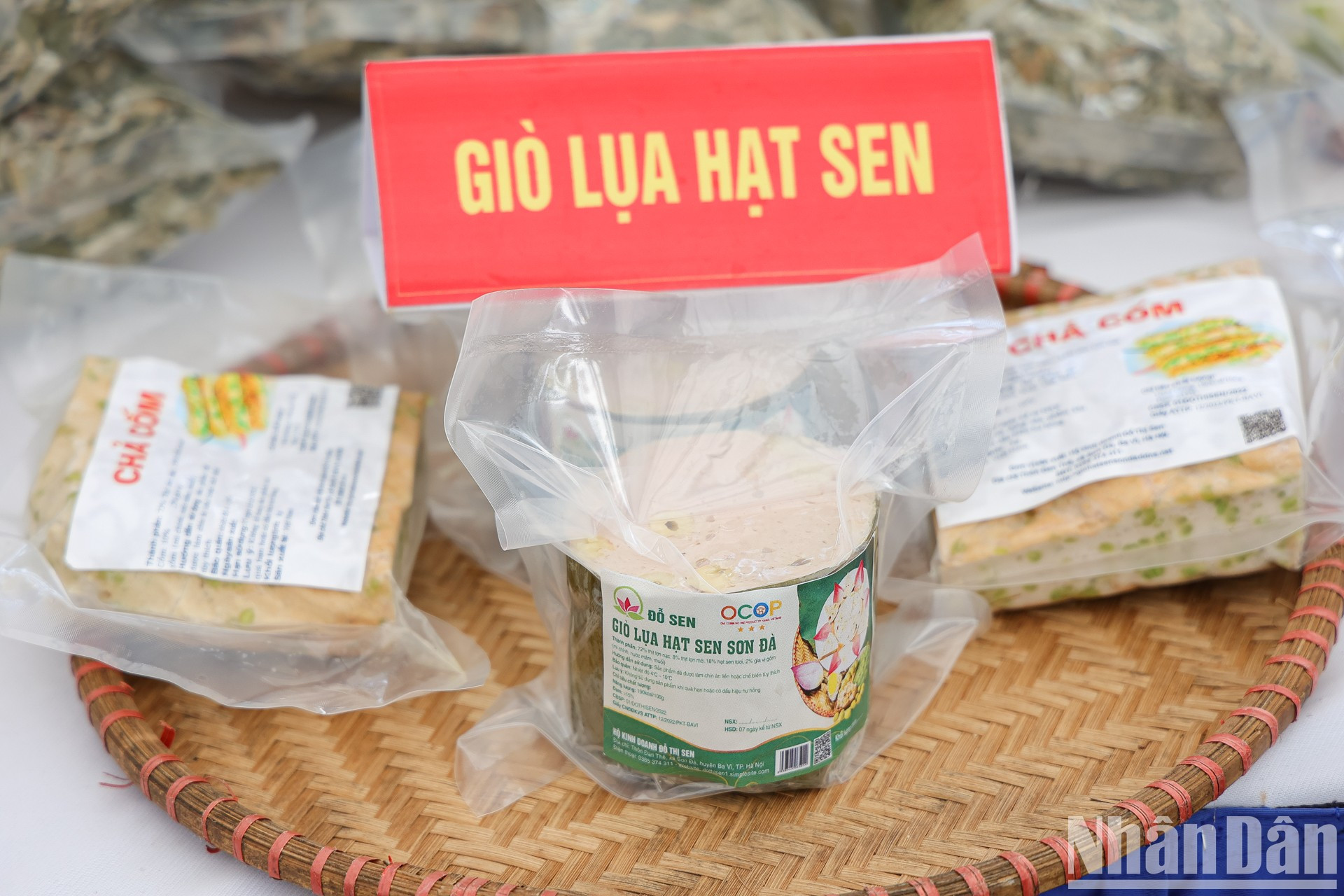 Además de las raíces, las semillas de loto se procesan para convertirlas en platos deliciosos y nutritivos. Además de las raíces, las semillas de loto se procesan para convertirlas en platos deliciosos y nutritivos.