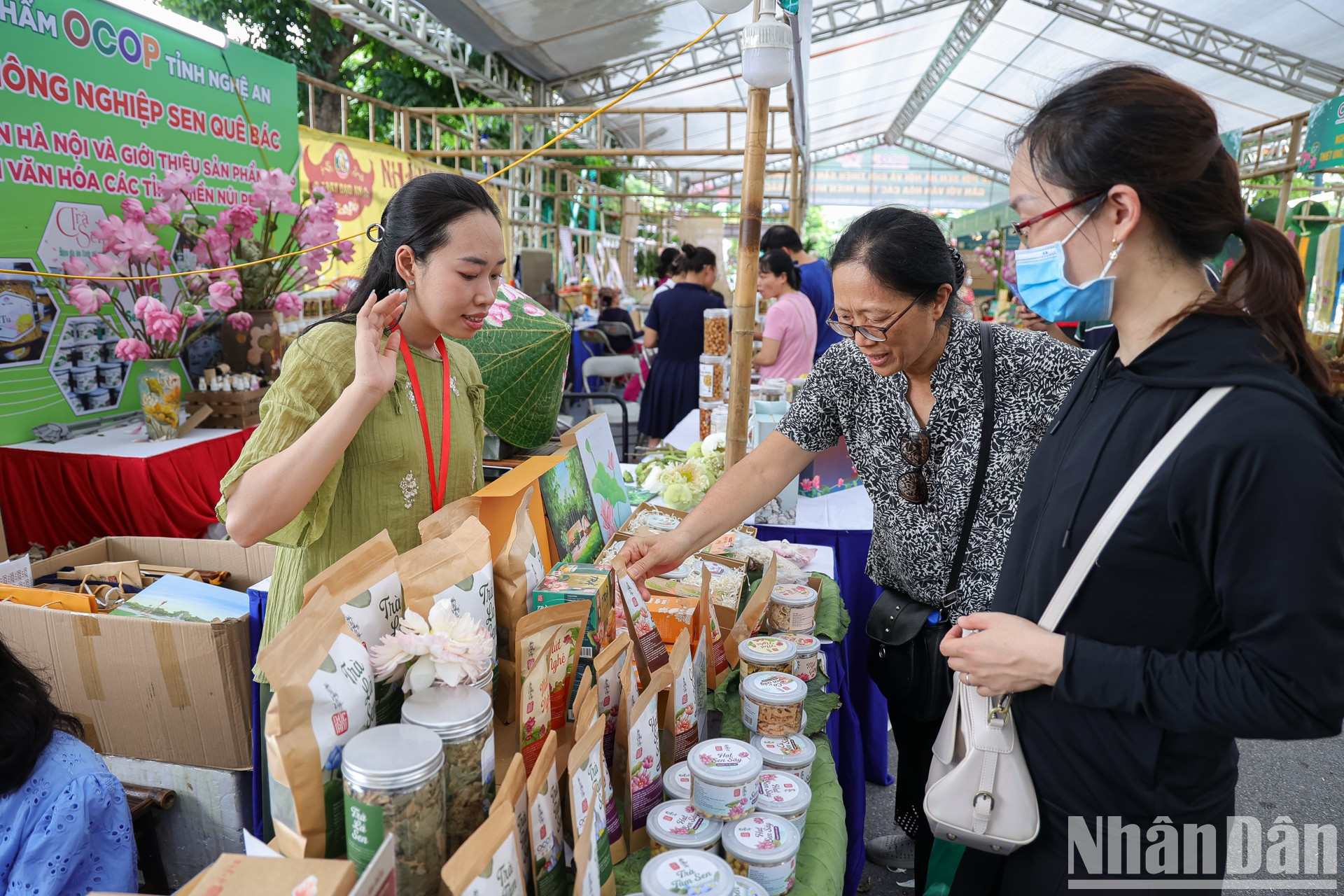 El evento cuenta con más de 100 pabellones de 33 provincias y ciudades del país que exhiben más de mil productos OCOP y especialidades locales. El evento cuenta con más de 100 pabellones de 33 provincias y ciudades del país que exhiben más de mil productos OCOP y especialidades locales.