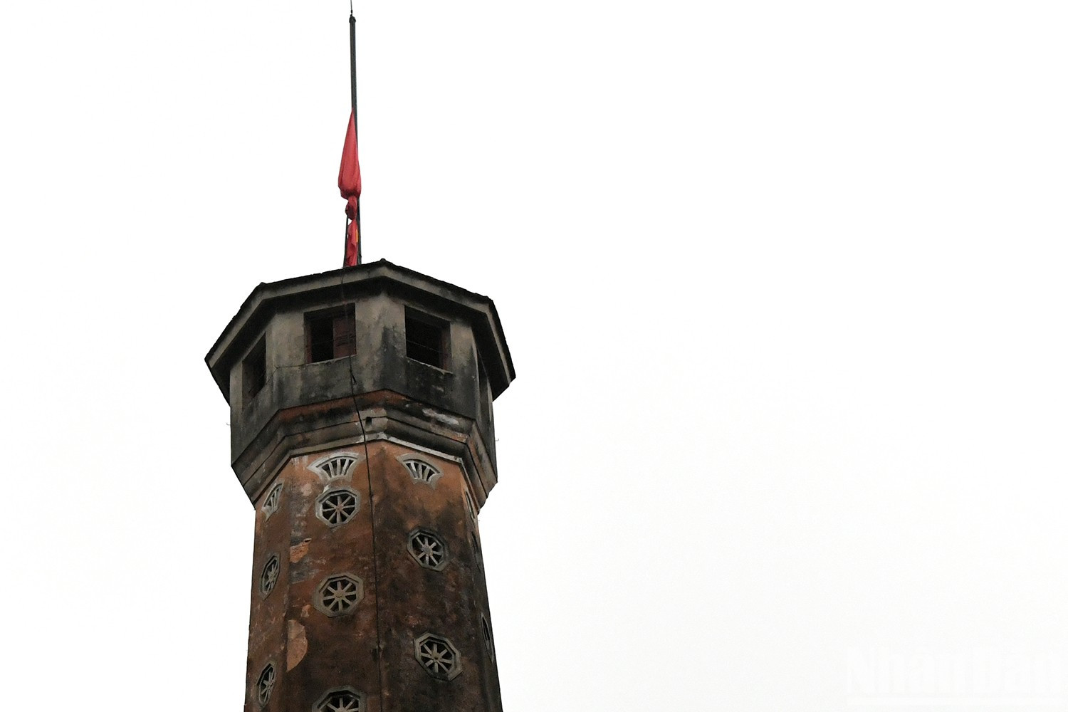 El gesto de homenaje se realiza en la Torre de la Bandera de Hanói, un monumento simbólico de la capital. El gesto de homenaje se realiza en la Torre de la Bandera de Hanói, un monumento simbólico de la capital.