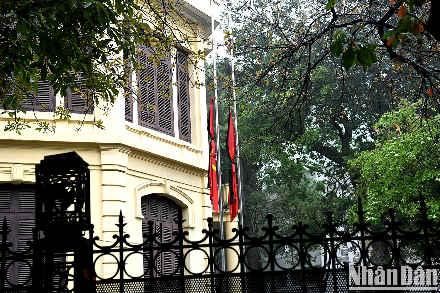 La bandera está a medio izar en la calle Ngo Quyen, en el distrito de Hoan Kiem, para rendir homenaje al expresidente laosiano Khamtay Siphandone. La bandera está a medio izar en la calle Ngo Quyen, en el distrito de Hoan Kiem, para rendir homenaje al expresidente laosiano Khamtay Siphandone.