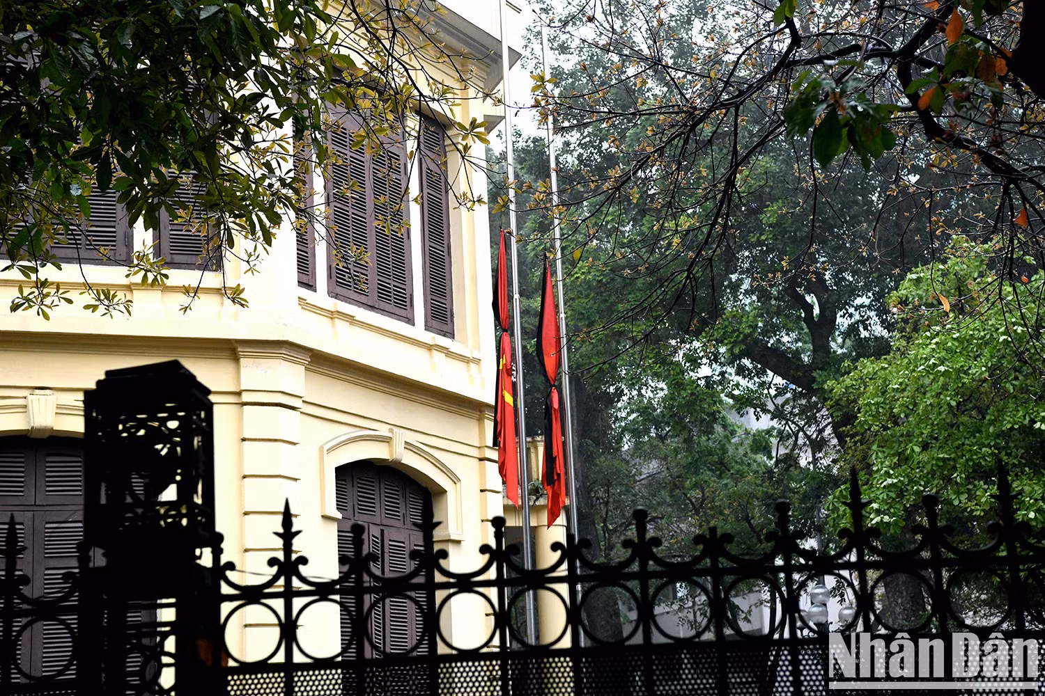 La bandera está a medio izar en la calle Ngo Quyen, en el distrito de Hoan Kiem, para rendir homenaje al expresidente laosiano Khamtay Siphandone.