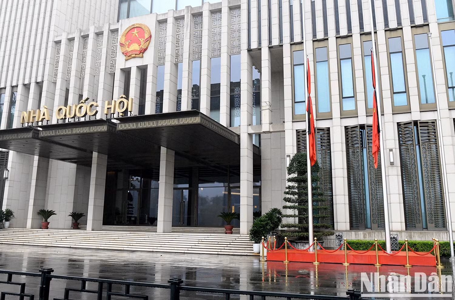 El acto no solo expresa profundas condolencias a la nación vecina por la pérdida de Khamtay Siphandone, sino que también rinde homenaje a sus grandes contribuciones a la construcción y fortalecimiento de las especiales relaciones entre Vietnam y Laos.