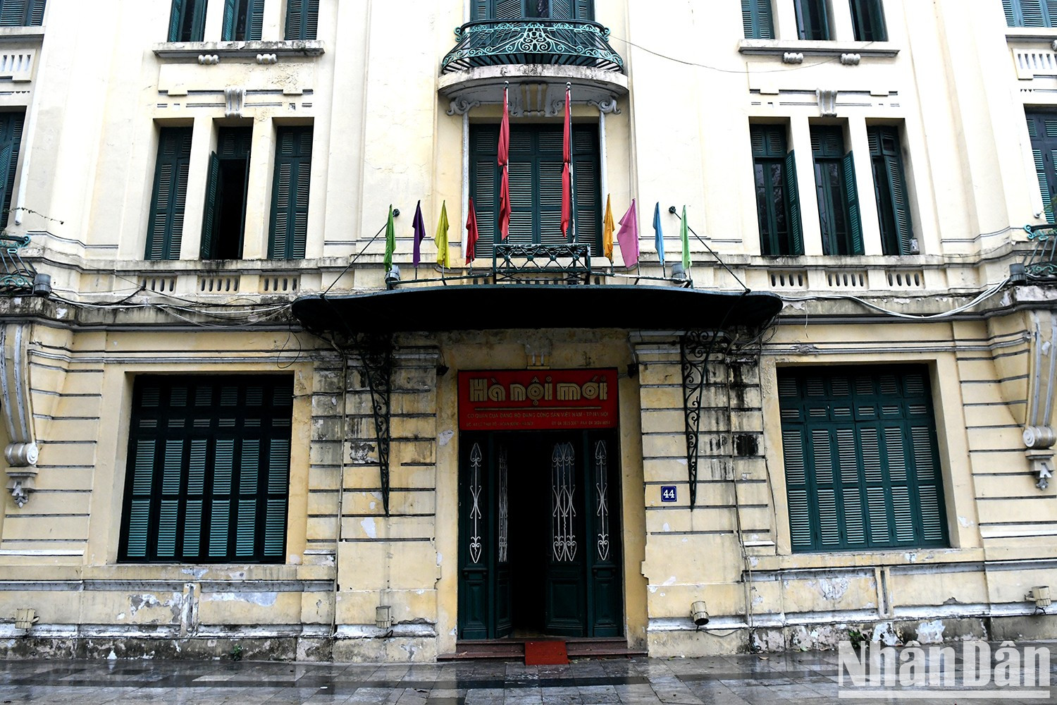 La bandera nacional izada a media asta en la sede del periódico HaNoiMoi. La bandera nacional izada a media asta en la sede del periódico HaNoiMoi.