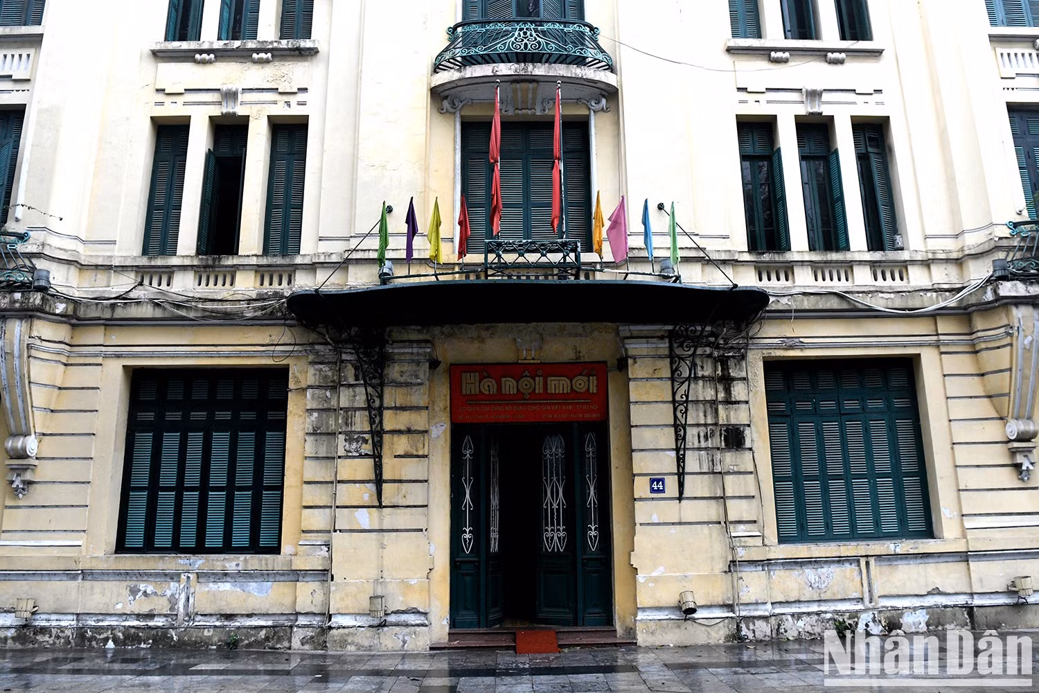 La bandera nacional izada a media asta en la sede del periódico HaNoiMoi.