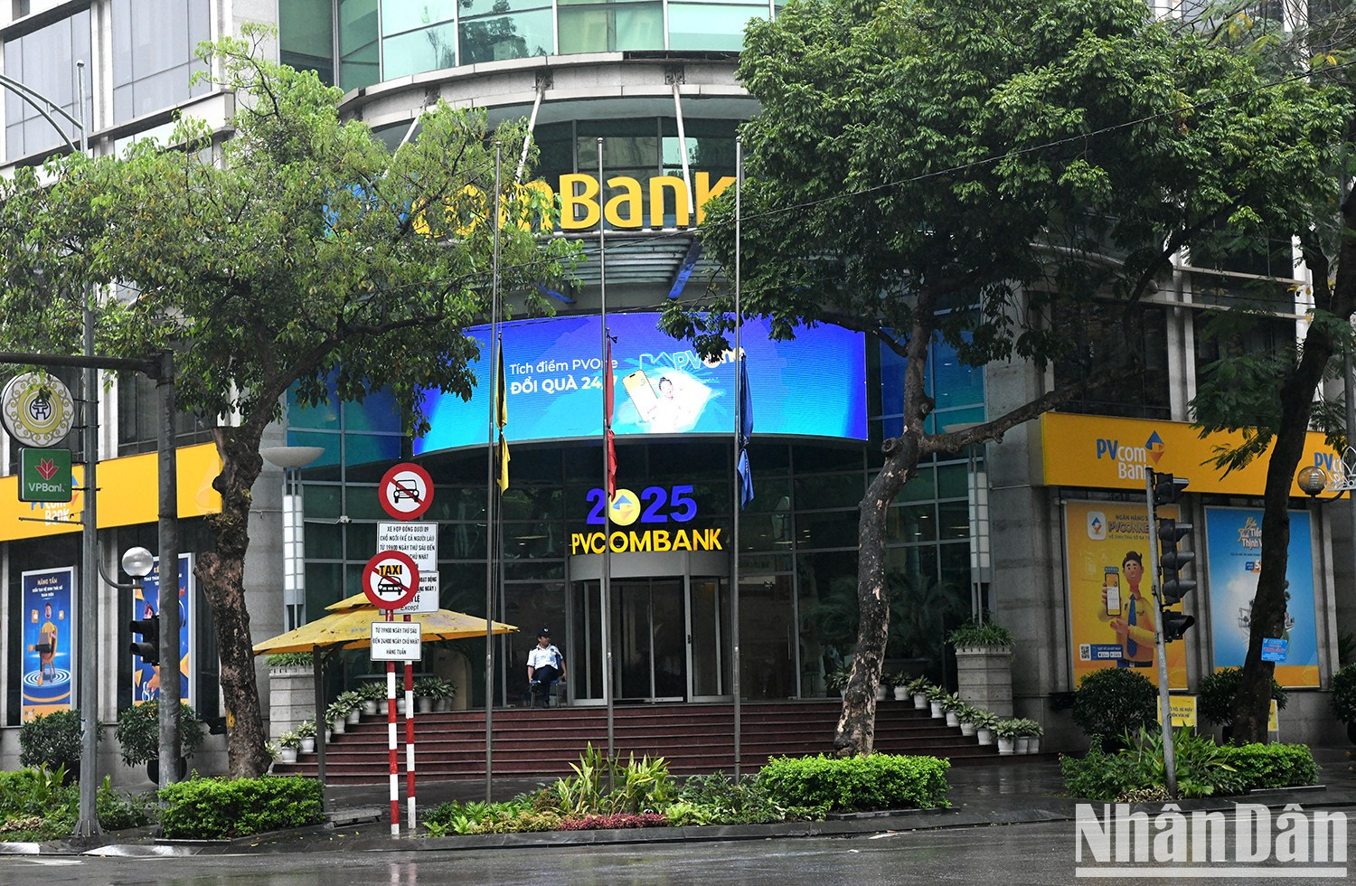 El símbolo del duelo nacional en varias instituciones estatales de Hanói, para expresar sus condolencias al gran amigo del pueblo vietnamita. El símbolo del duelo nacional en varias instituciones estatales de Hanói, para expresar sus condolencias al gran amigo del pueblo vietnamita.