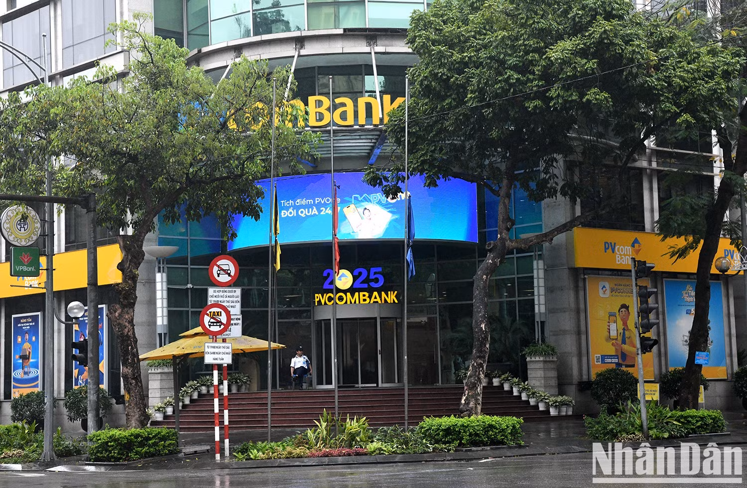 El símbolo del duelo nacional en varias instituciones estatales de Hanói, para expresar sus condolencias al gran amigo del pueblo vietnamita.