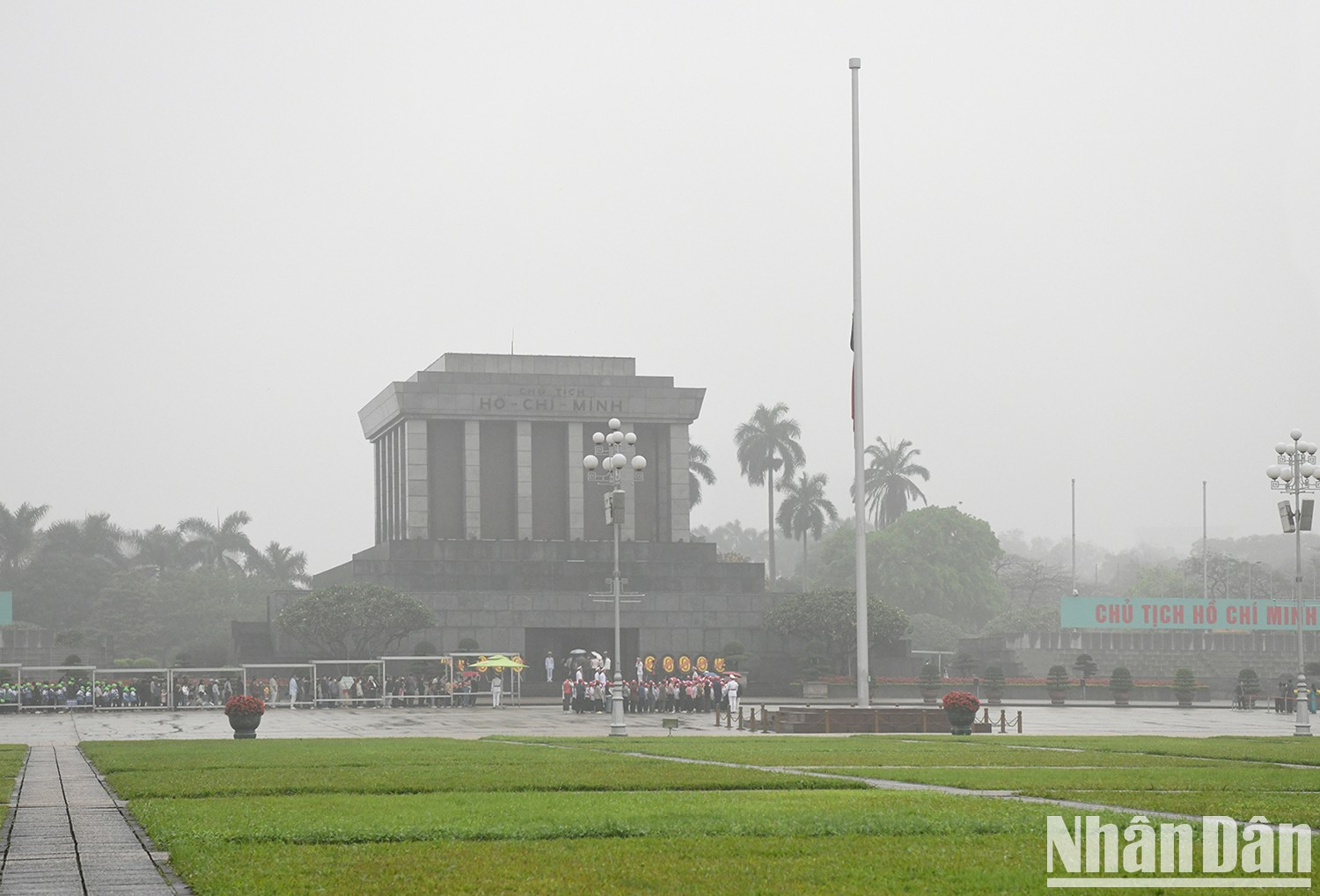 En el solemne espacio de la Plaza Ba Dinh, la bandera nacional ondea a media asta frente al Mausoleo del Presidente Ho Chi Minh, despidiendo a Khamtay Siphandone, un camarada cercano y gran amigo del pueblo vietnamita. En el solemne espacio de la Plaza Ba Dinh, la bandera nacional ondea a media asta frente al Mausoleo del Presidente Ho Chi Minh, despidiendo a Khamtay Siphandone, un camarada cercano y gran amigo del pueblo vietnamita.