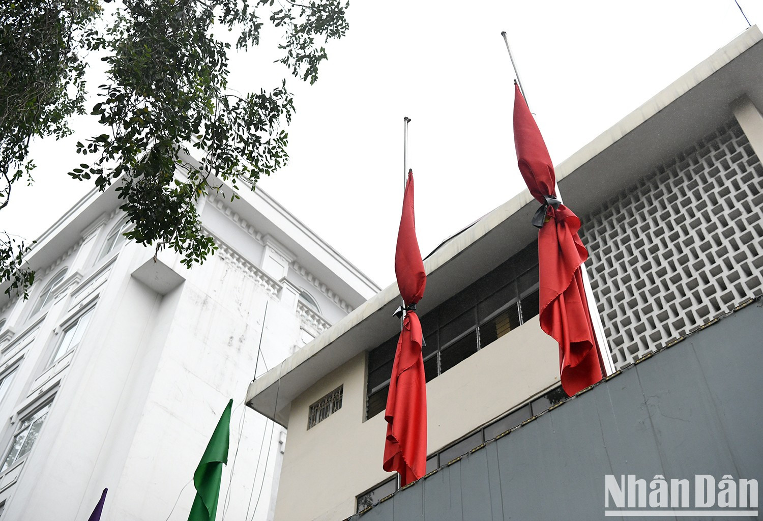 La bandera nacional a media asta en la calle Chu Van An, distrito de Ba Dinh. La bandera nacional a media asta en la calle Chu Van An, distrito de Ba Dinh.