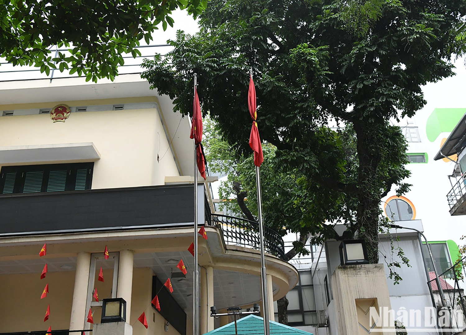 La bandera nacional enarbolada a media asta en la calle Nguyen Thai Hoc, distrito de Ba Dinh. La bandera nacional enarbolada a media asta en la calle Nguyen Thai Hoc, distrito de Ba Dinh.