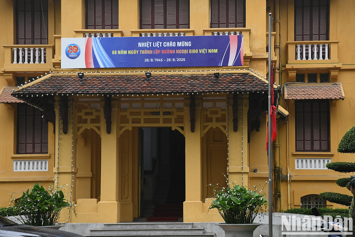 Durante los dos días de luto nacional, las instituciones estatales y los lugares públicos ondean la bandera a media asta y se abstienen de realizar actividades de ocio, como son las celebraciones y festividades. Durante los dos días de luto nacional, las instituciones estatales y los lugares públicos ondean la bandera a media asta y se abstienen de realizar actividades de ocio, como son las celebraciones y festividades.