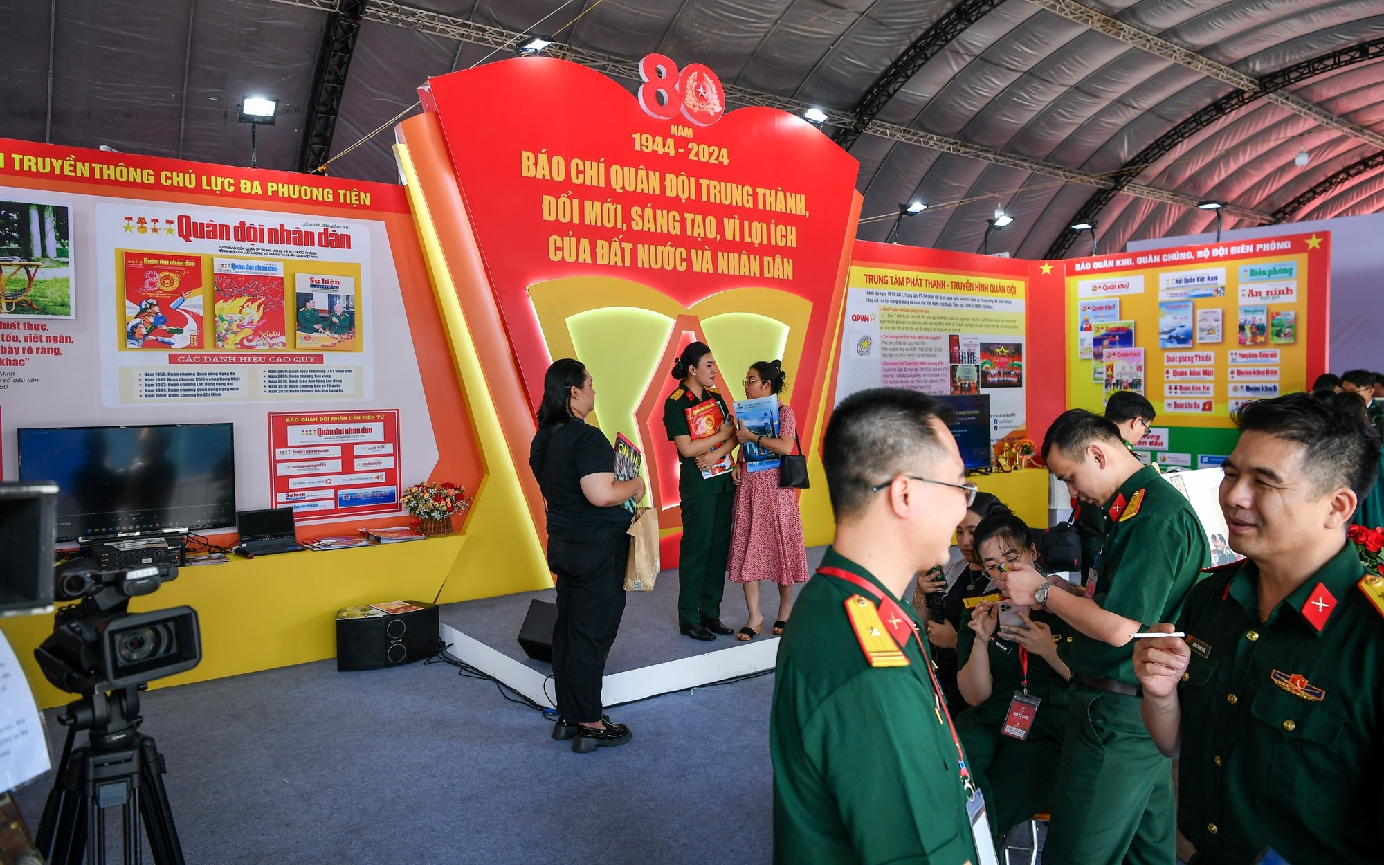 Zona de exposición de los medios de prensa de las Fuerzas Armadas. Zona de exposición de los medios de prensa de las Fuerzas Armadas.