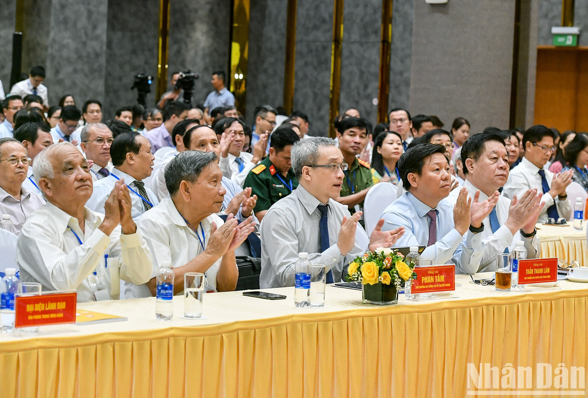 Asistieron al Congreso Nguyen Trong Nghia, jefe del Comisión de Comunicación y Educación del PCV; Nguyen The Ky, presidente del Consejo Central de Teoría y Crítica de Literatura y Artes, y líderes de entidades, sectores y representantes de las editoriales. Asistieron al Congreso Nguyen Trong Nghia, jefe del Comisión de Comunicación y Educación del PCV; Nguyen The Ky, presidente del Consejo Central de Teoría y Crítica de Literatura y Artes, y líderes de entidades, sectores y representantes de las editoriales.