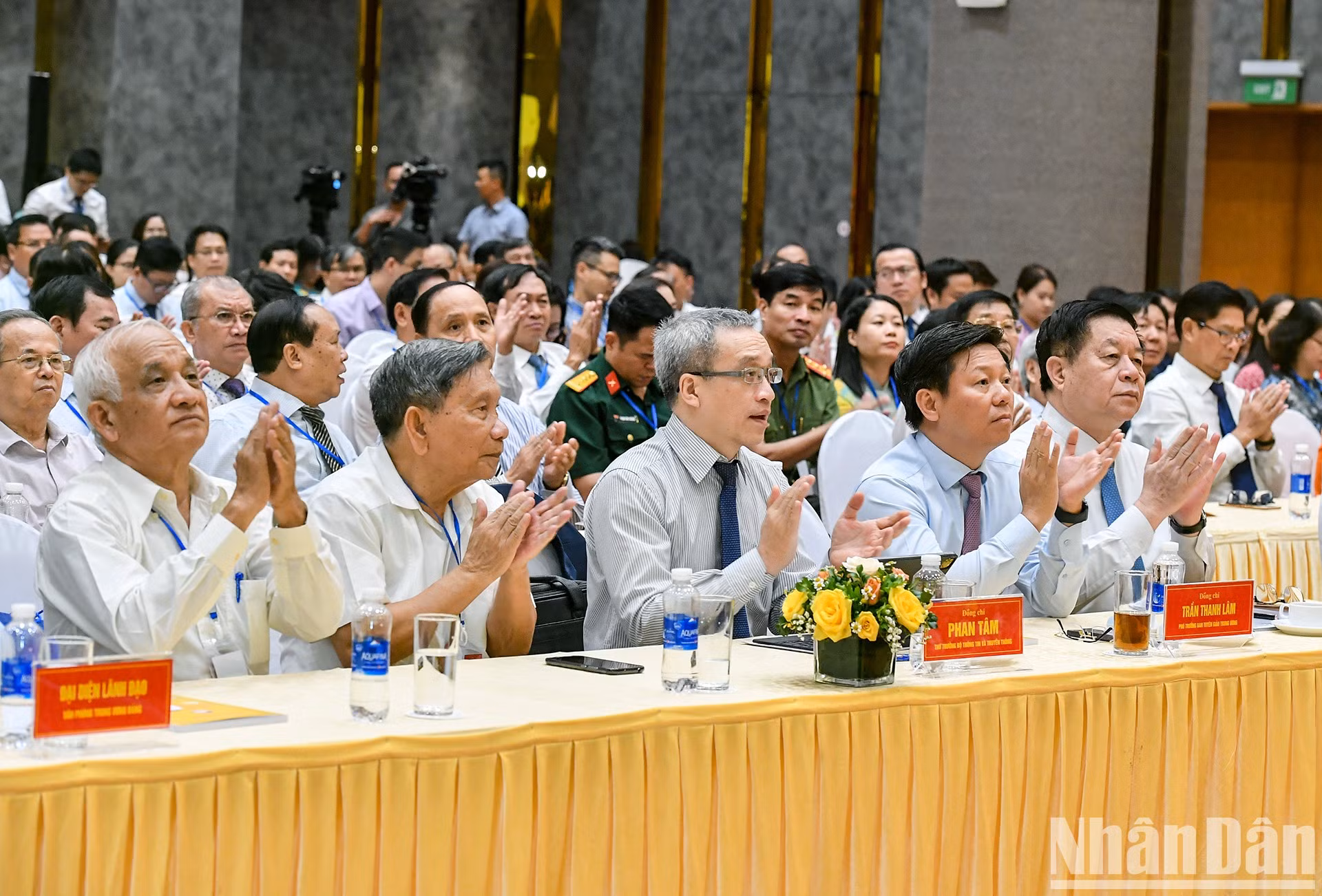Asistieron al Congreso Nguyen Trong Nghia, jefe del Comisión de Comunicación y Educación del PCV; Nguyen The Ky, presidente del Consejo Central de Teoría y Crítica de Literatura y Artes, y líderes de entidades, sectores y representantes de las editoriales.