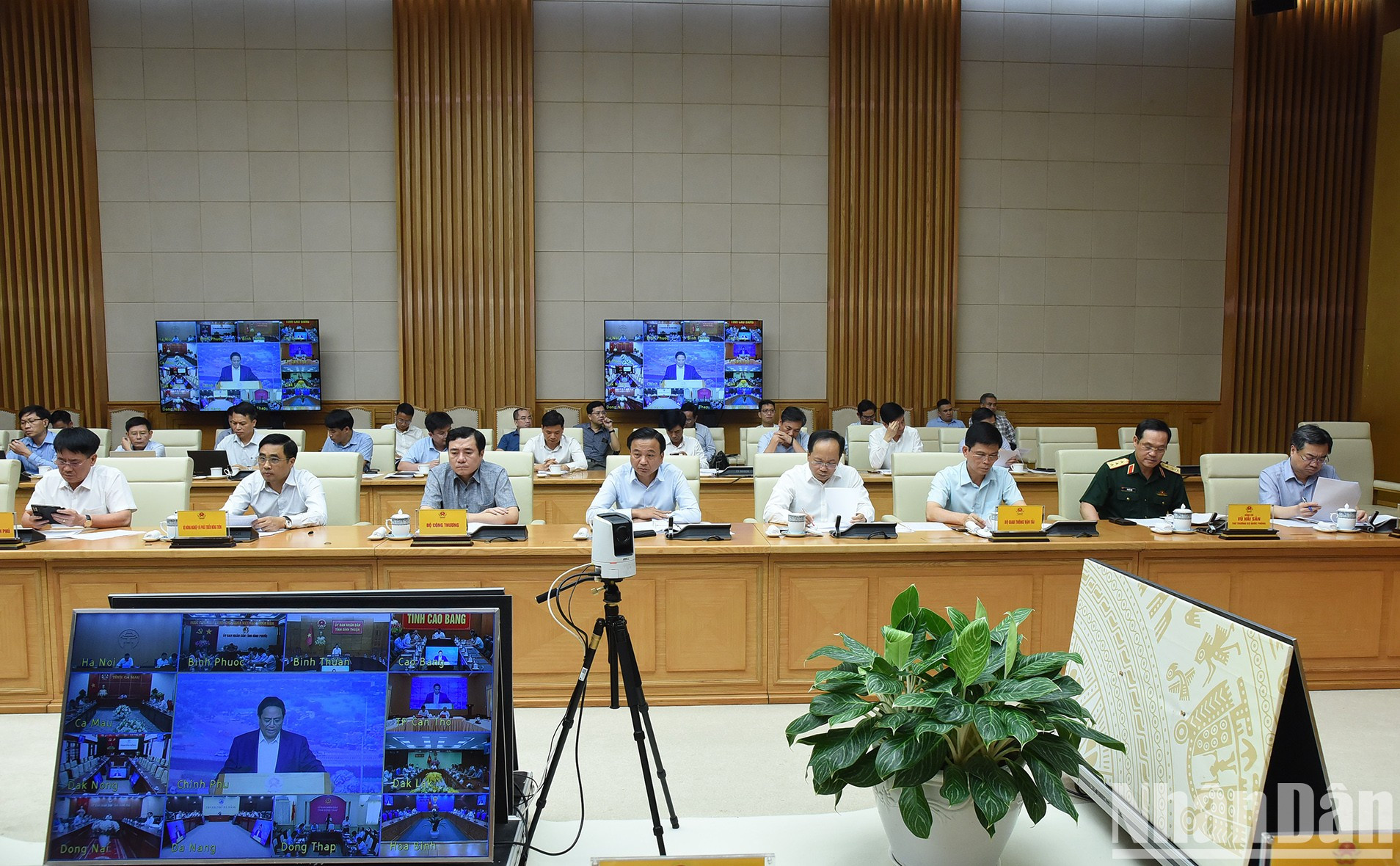 Representantes de los ministerios, departamentos y sectores.