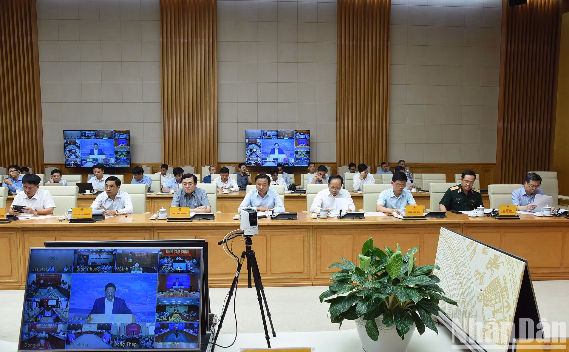 Representantes de los ministerios, departamentos y sectores.