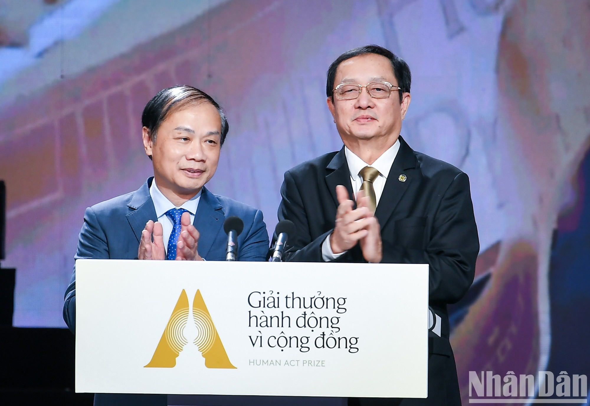Pham Tat Thang, subjefe permanente de la Comisión de Movilización de Masas del Comité Central del Partido y Huynh Thanh Dat, ministro de Ciencia y Tecnología anuncian el Premio para Producto/Servicio. Pham Tat Thang, subjefe permanente de la Comisión de Movilización de Masas del Comité Central del Partido y Huynh Thanh Dat, ministro de Ciencia y Tecnología anuncian el Premio para Producto/Servicio.