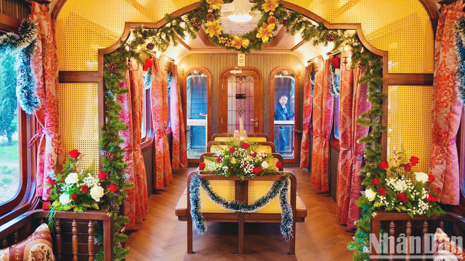 El La Reine está equipado con comodidades modernas, como wifi gratuito, sistema de aire acondicionado, compartimentos de primera clase para familias, lámparas clásicas y un interior lujoso.