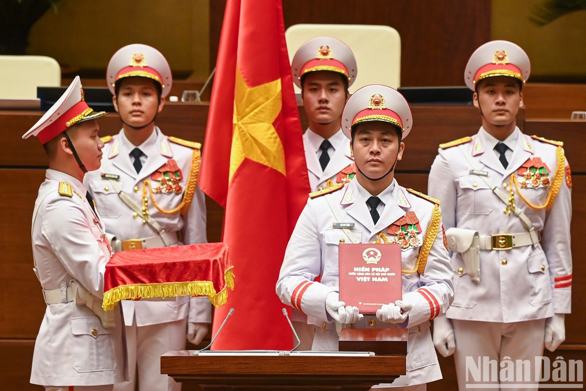 Los preparativos de la ceremonia de investidura se llevan a cabo con solemnidad.