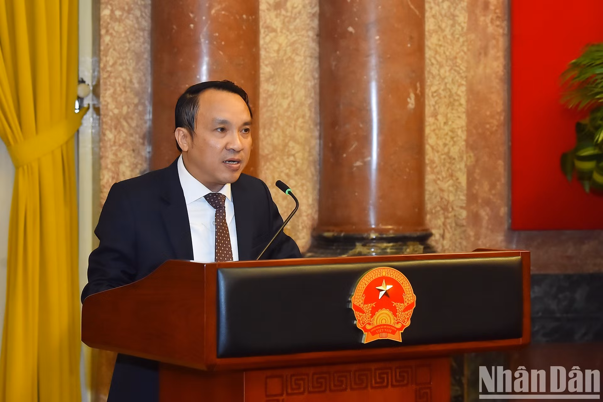 El profesor asociado y doctor Duong Dinh Chinh, secretario del Comité del Partido del distrito de Nghi Loc de la provincia de Nghe An, expresa su opinión.
