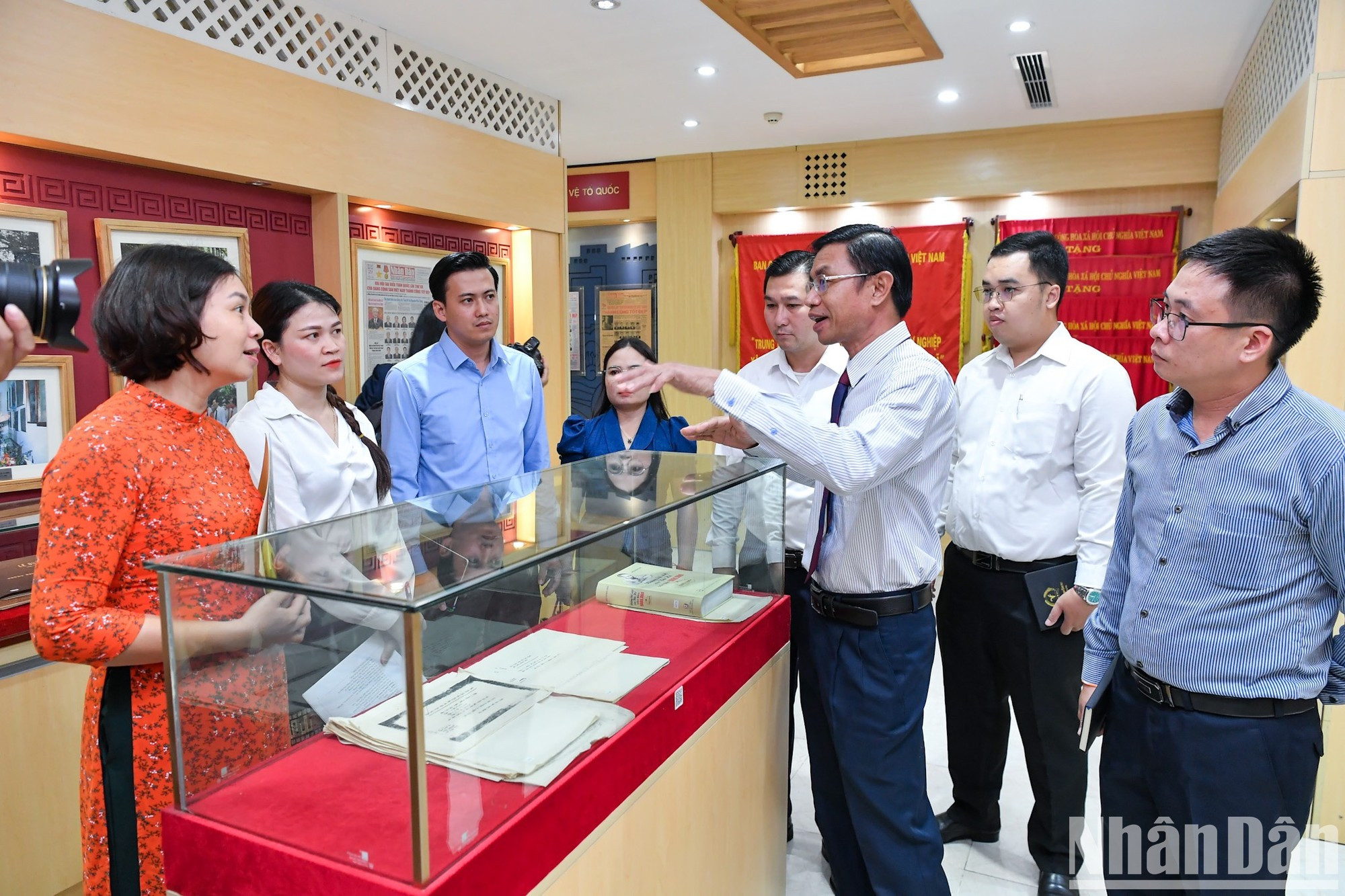 La delegación del periódico Pasaxon visita la Casa Memorial del rotativo Nhan Dan. La delegación del periódico Pasaxon visita la Casa Memorial del rotativo Nhan Dan.