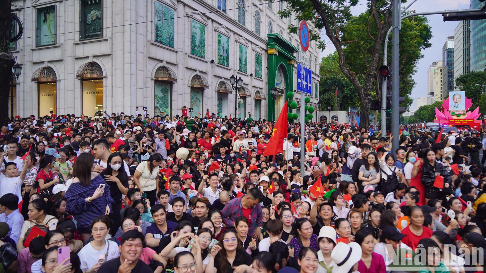 La charla, las miradas atentas y las sonrisas radiantes…