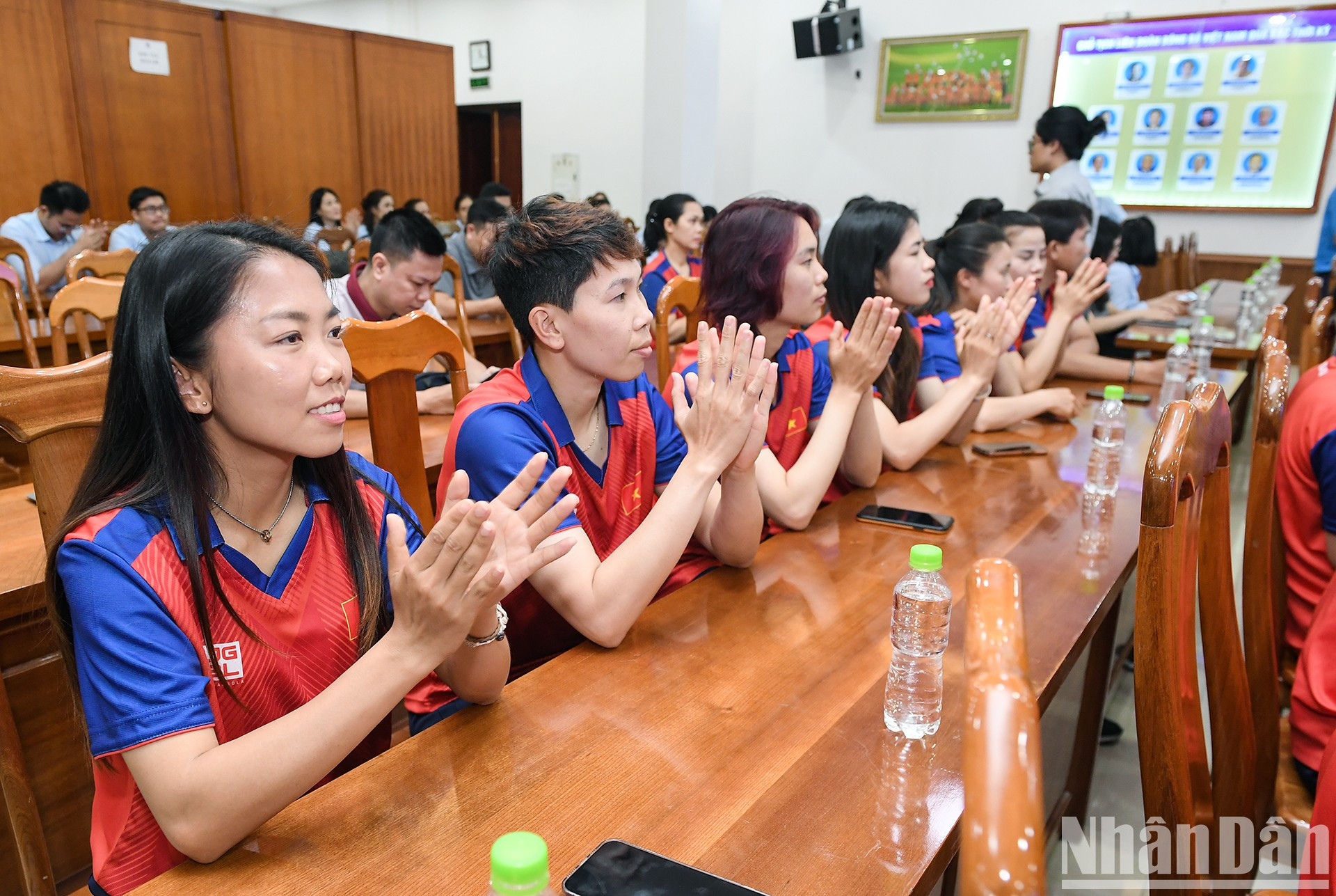 La alegría de las “chicas doradas” del fútbol vietnamita. La alegría de las “chicas doradas” del fútbol vietnamita.
