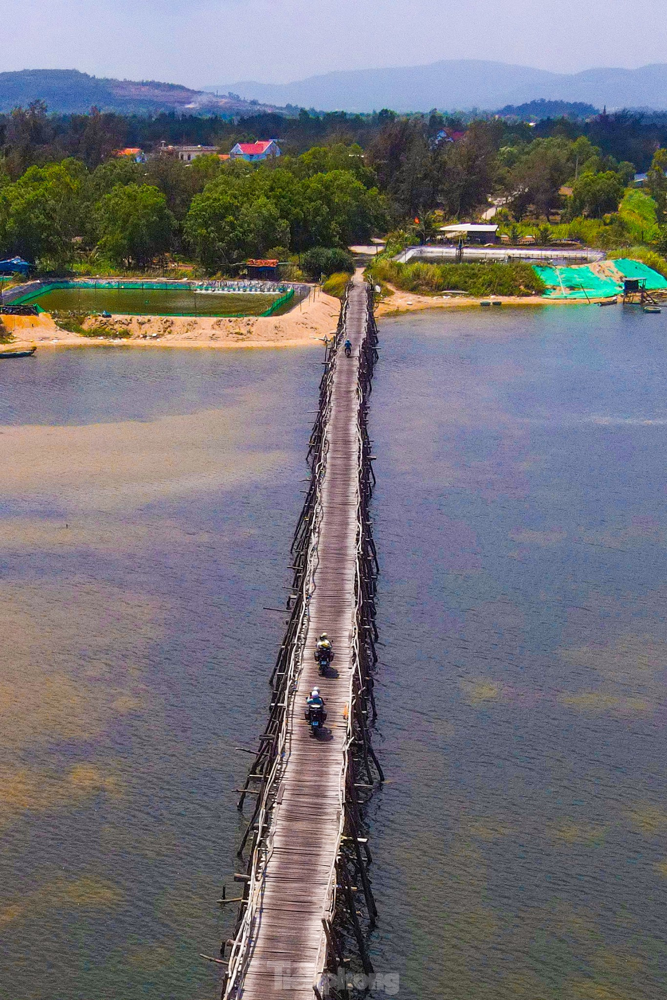 Los visitantes no sólo se sentirán tranquilos por la simplicidad del puente de madera, sino también podrán admirar el impresionante paisaje natural.
