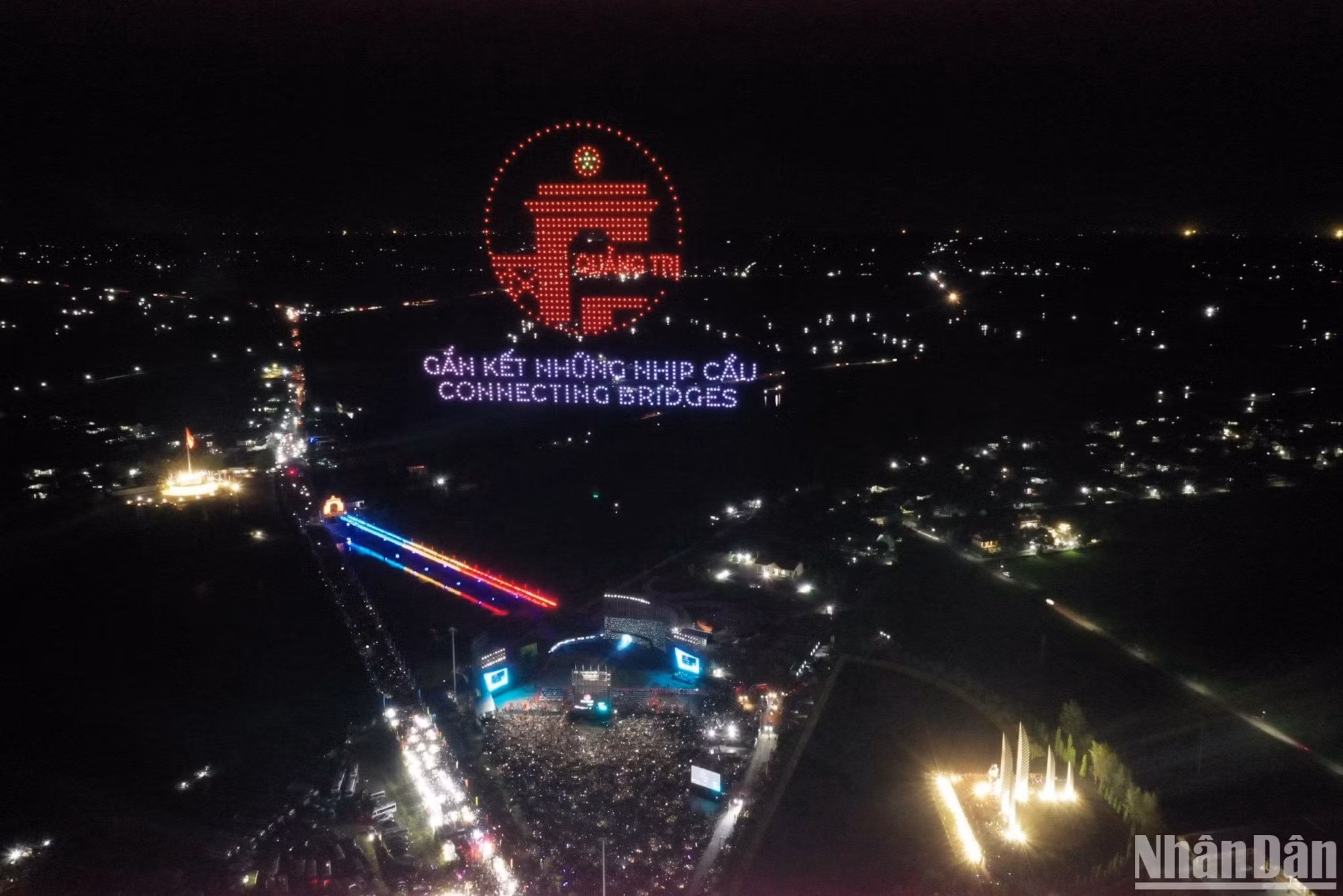 Los drones dibujan el logotipo de Quang Tri y el lema del programa, "Conectando puentes", en el cielo sobre el río Ben Hai. Los drones dibujan el logotipo de Quang Tri y el lema del programa, "Conectando puentes", en el cielo sobre el río Ben Hai.