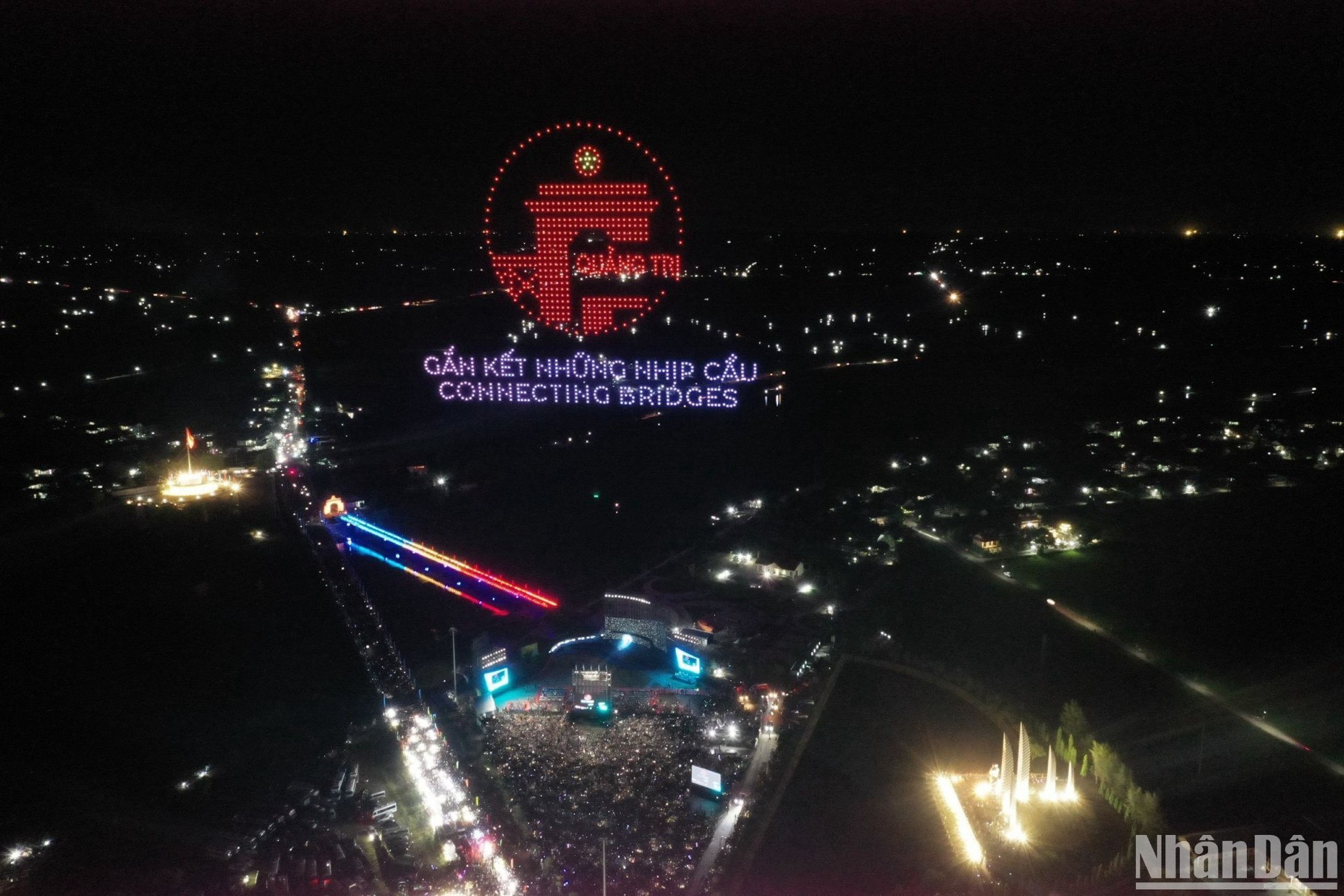 Los drones dibujan el logotipo de Quang Tri y el lema del programa, "Conectando puentes", en el cielo sobre el río Ben Hai. Los drones dibujan el logotipo de Quang Tri y el lema del programa, "Conectando puentes", en el cielo sobre el río Ben Hai.