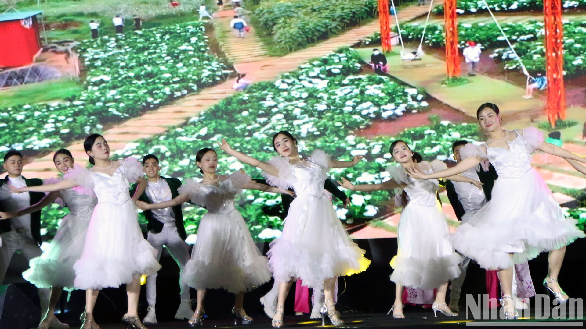 ...y artistas del Centro cultural de la ciudad de Da Lat.