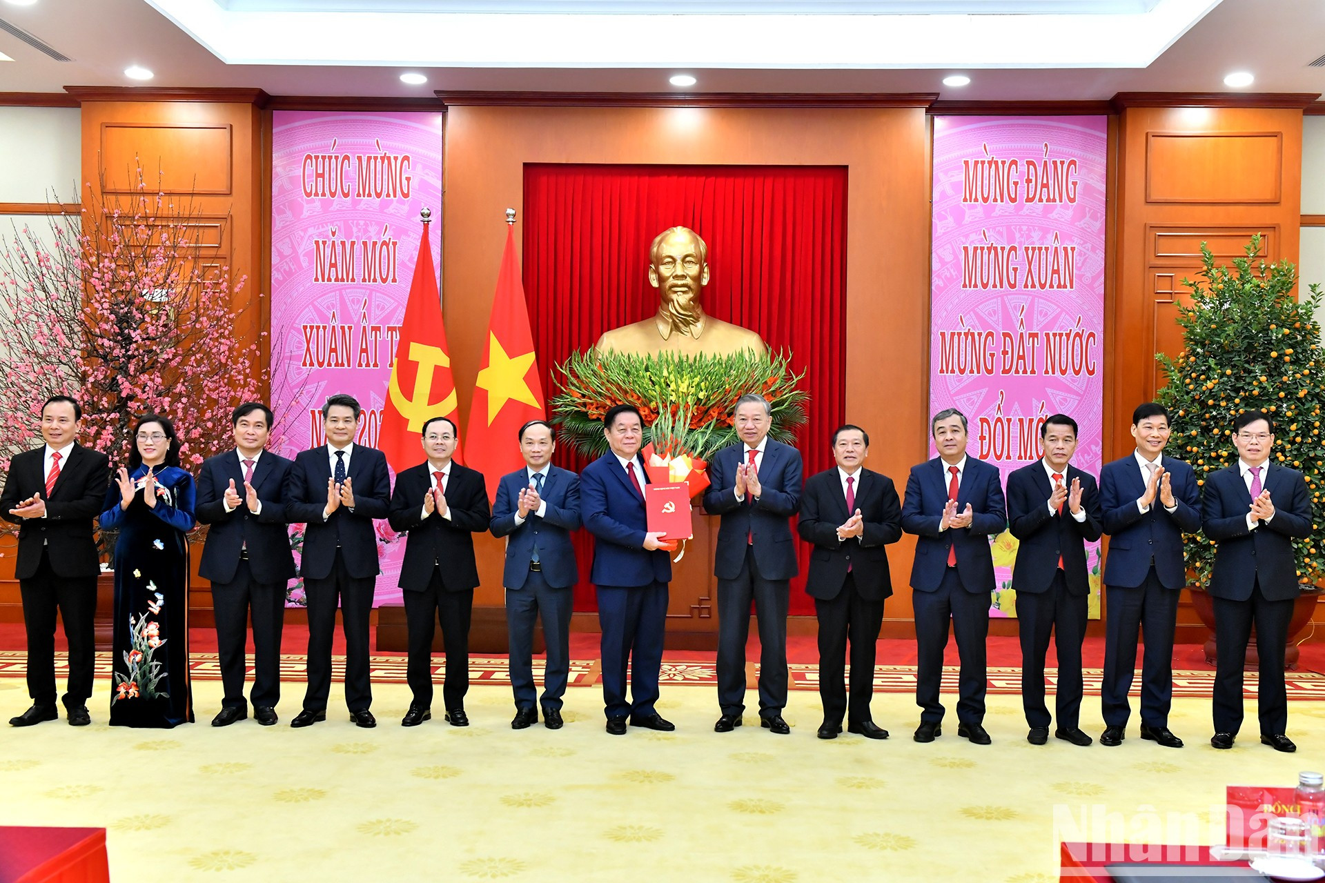 El secretario general del PCV, To Lam, entrega la Decisión sobre la fusión de las Comisiones de Comunicación y Educación y Movilización de Masas del Comité Central del PCV. El secretario general del PCV, To Lam, entrega la Decisión sobre la fusión de las Comisiones de Comunicación y Educación y Movilización de Masas del Comité Central del PCV.