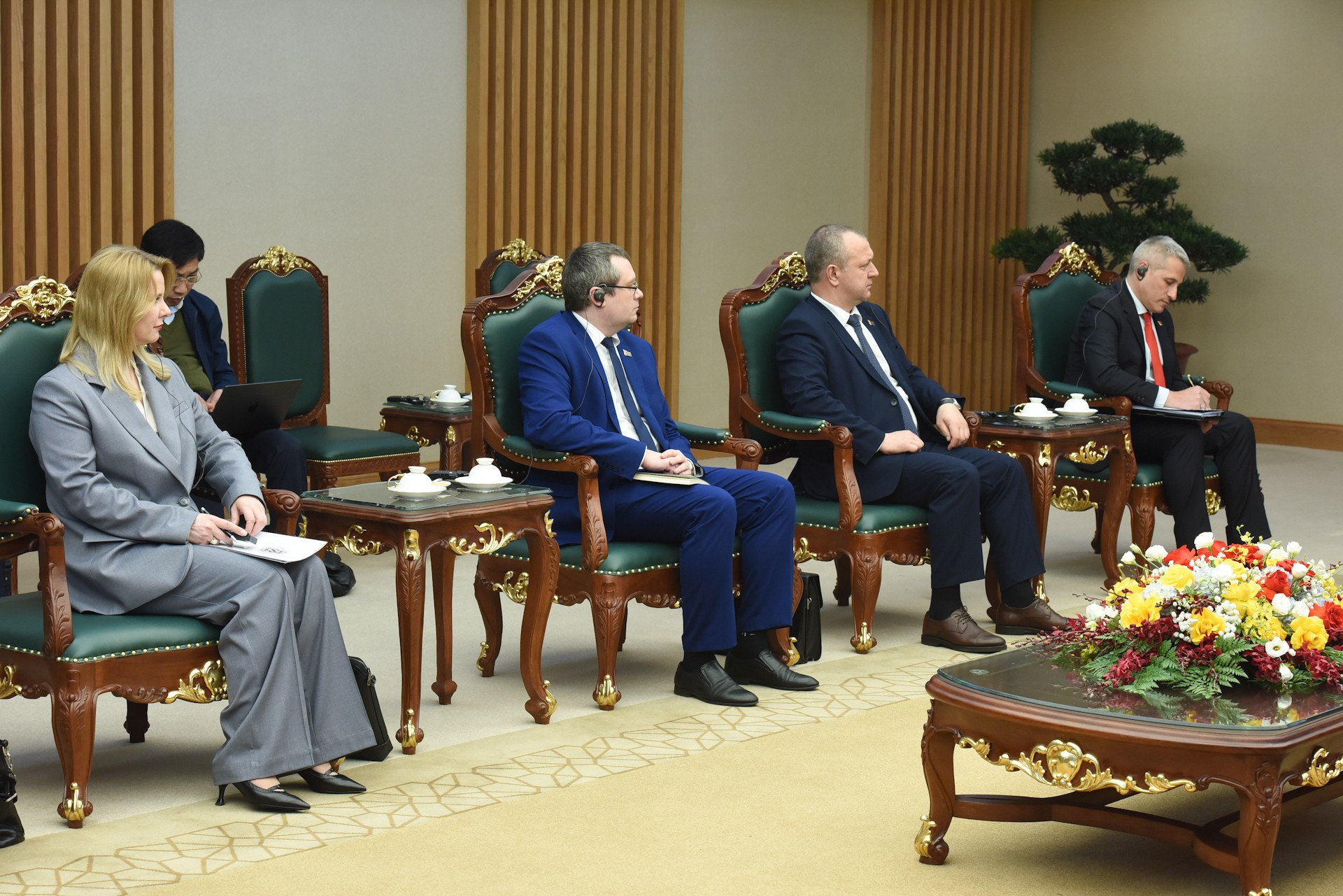 Los miembros acompañan al viceprimer ministro de Belarús, Anatoly Sivak. Los miembros acompañan al viceprimer ministro de Belarús, Anatoly Sivak.