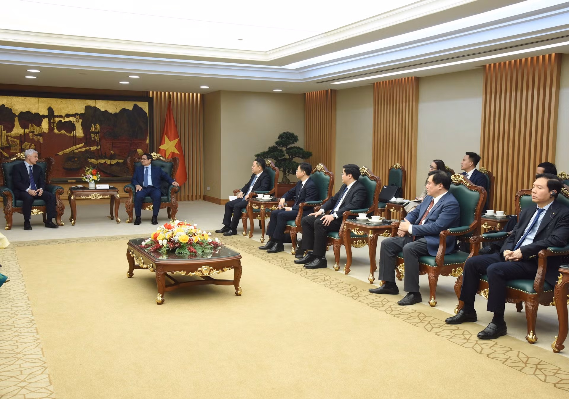 Representantes de ministerios, departamentos y sectores del Gobierno vietnamita.
