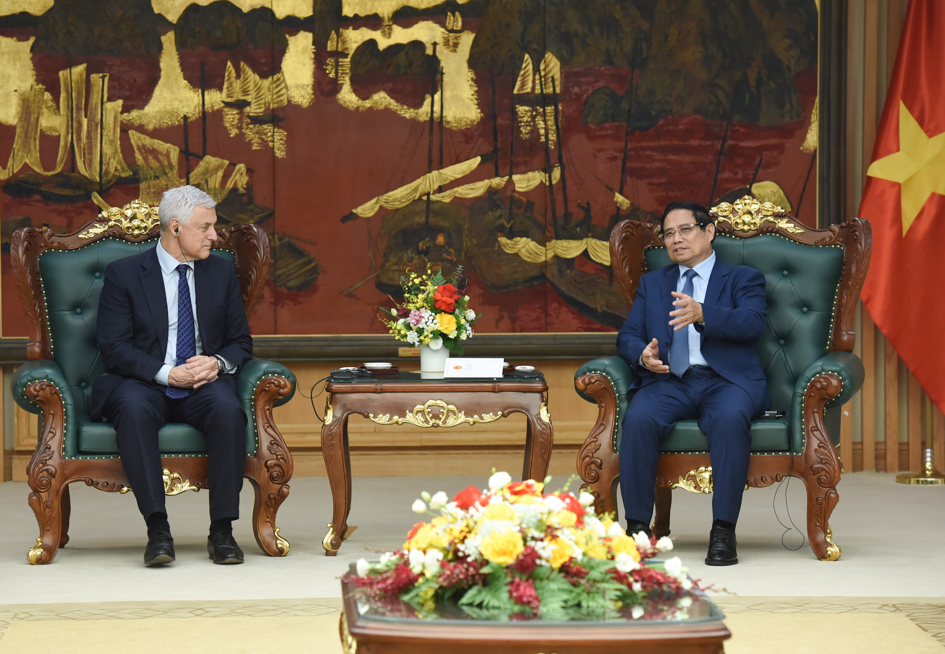 [Foto] Premier vietnamita recibe a director ejecutivo de grupo Standard Chartered 
