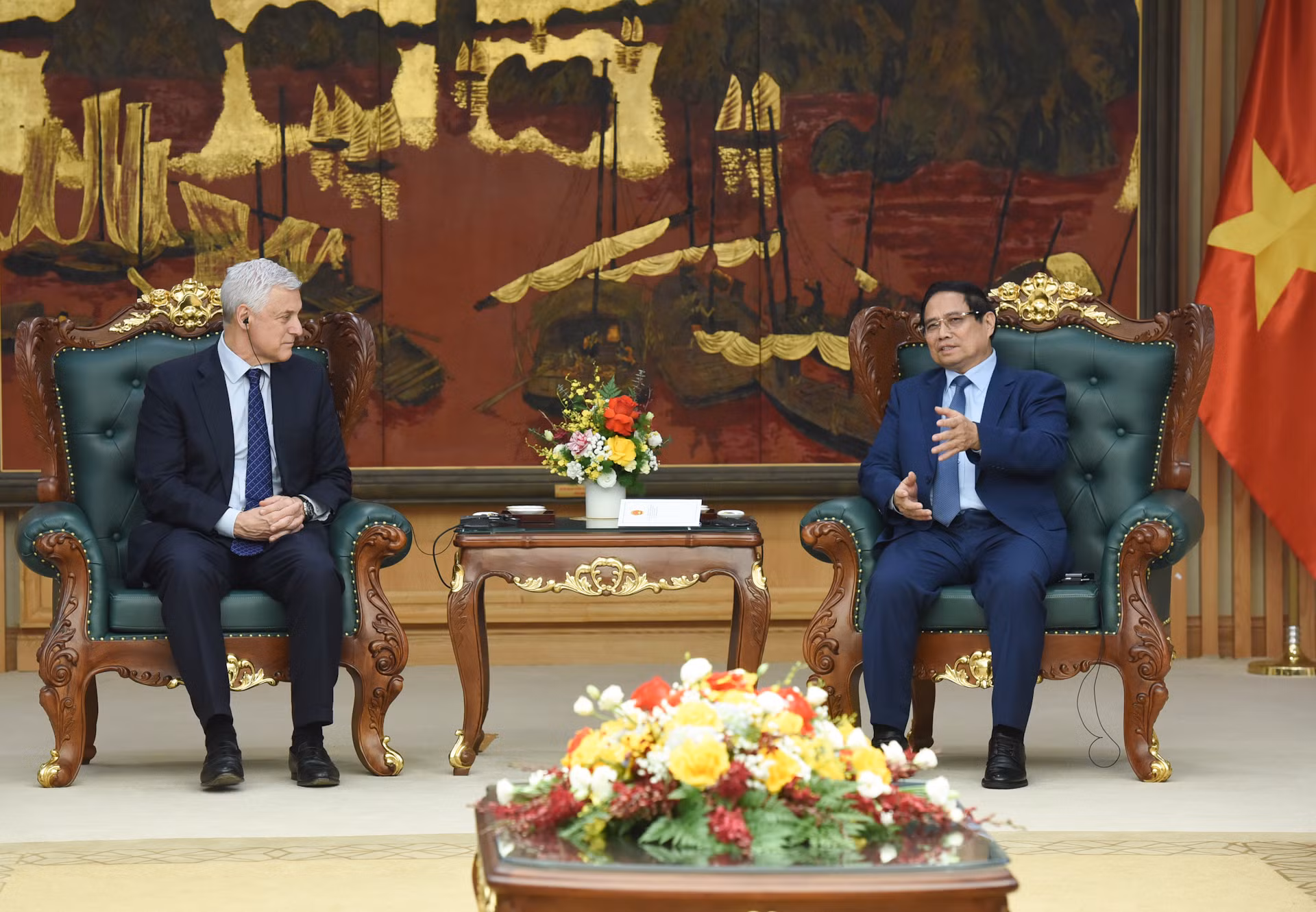 [Foto] Premier vietnamita recibe a director ejecutivo de grupo Standard Chartered 