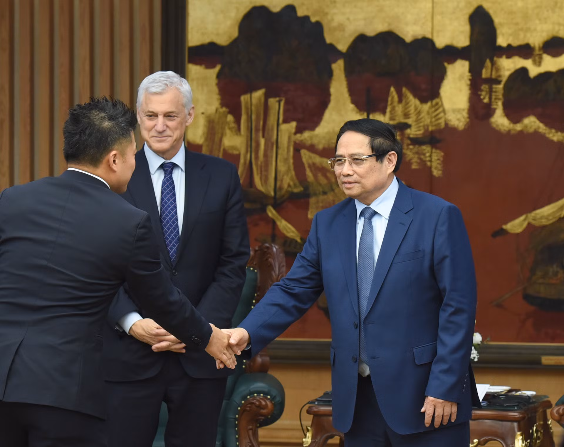 El primer ministro de Vietnam, Pham Minh Chinh y miembros que acompañan a Bill Winters.