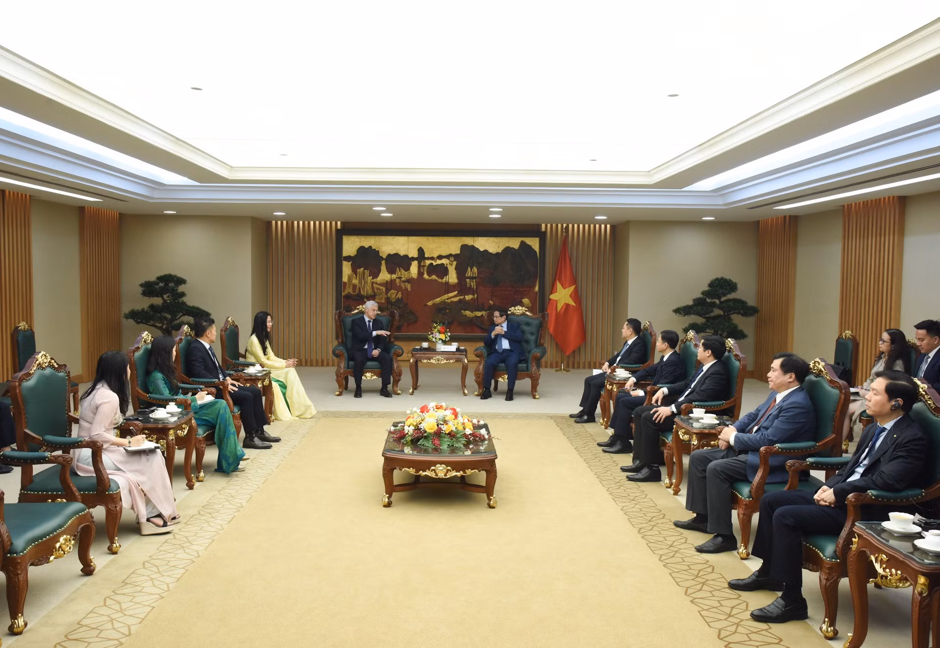 El premier vietnamita, Pham Minh Chinh y Bill Winters, director ejecutivo del grupo Standard Chartered.