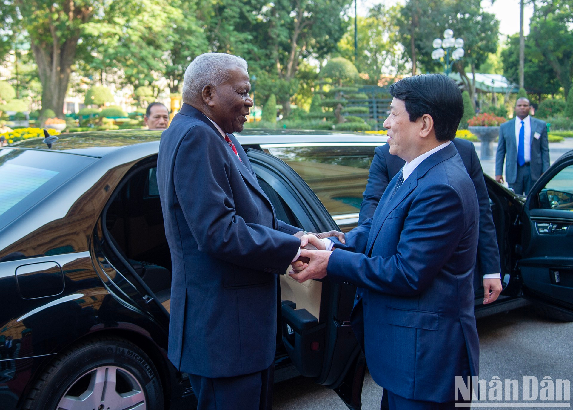 El presidente vietnamita, Luong Cuong, recibe al titular de la Asamblea Nacional de Cuba, Esteban Lazo Hernández.