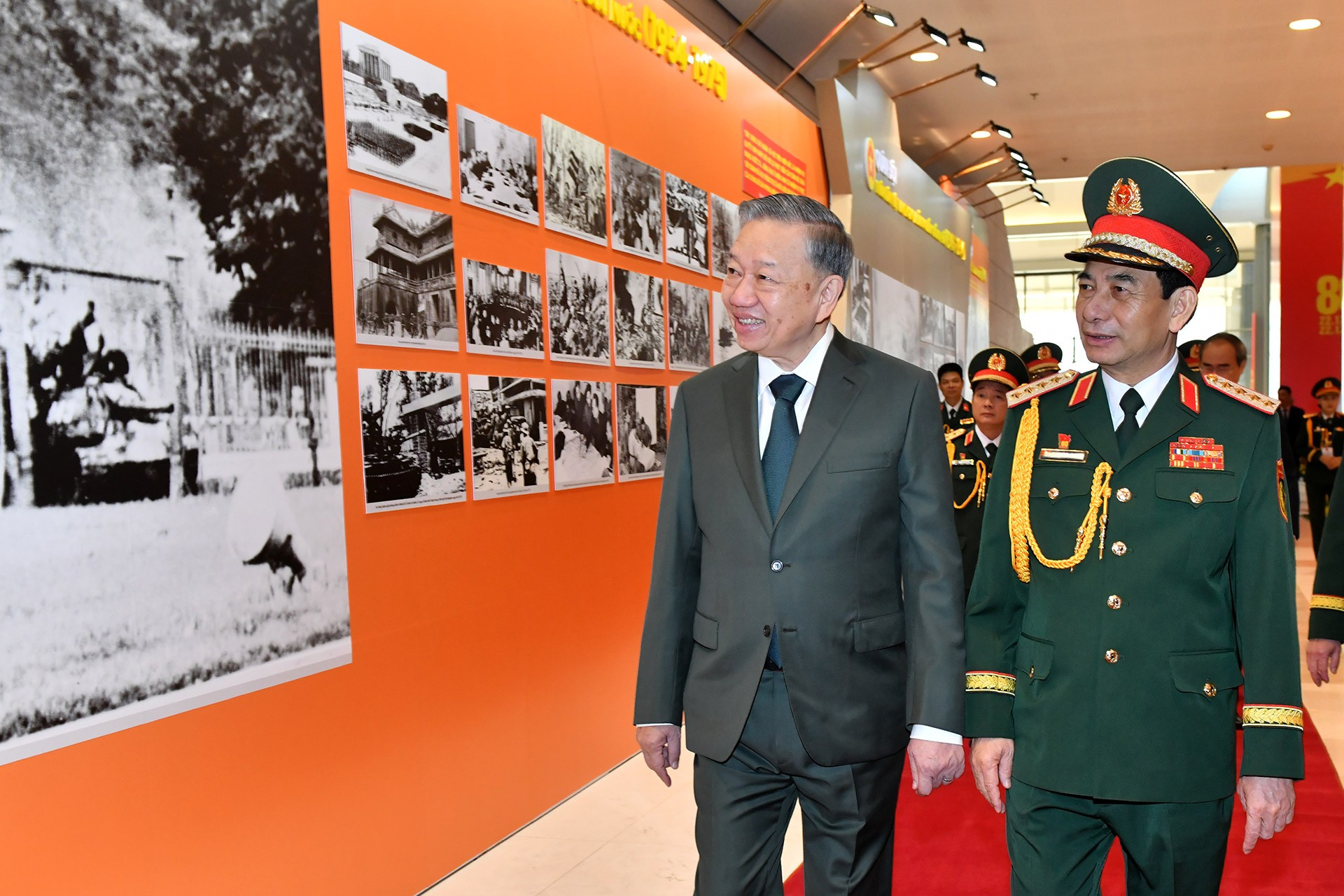 El secretario general del Partido Comunista de Vietnam, To Lam, visita la exposición de los 80 años de la fundación del Ejército Popular de Vietnam. El secretario general del Partido Comunista de Vietnam, To Lam, visita la exposición de los 80 años de la fundación del Ejército Popular de Vietnam.