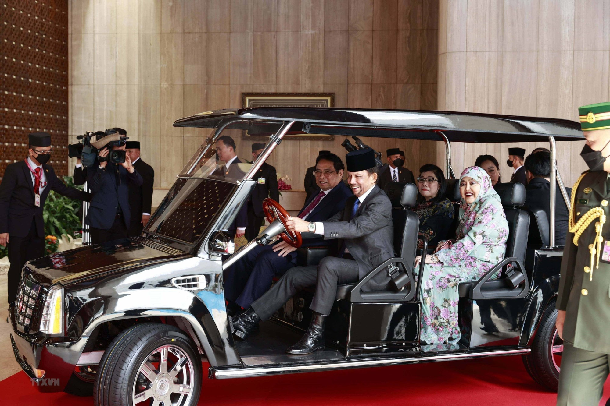 Después de las conversaciones, el Sultán de Brunei, Haji Hassanal Bolkiah, y el premier vietnamita Pham Minh Chinh llegan a la recepción. Después de las conversaciones, el Sultán de Brunei, Haji Hassanal Bolkiah, y el premier vietnamita Pham Minh Chinh llegan a la recepción.