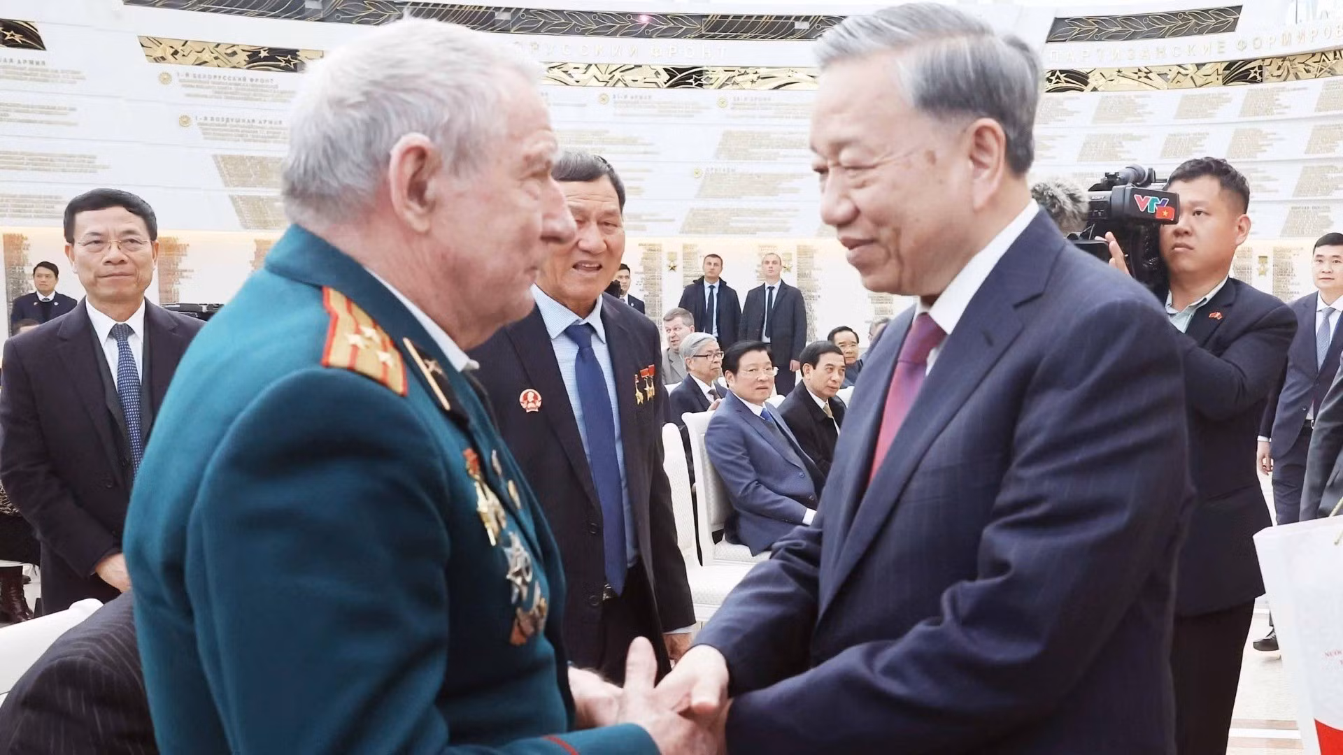 El secretario general del Partido Comunista de Vietnam, To Lam, entrega regalos a los veteranos bielorrusos que hicieron contribuciones destacadas a la nación. (Foto: Thong Nhat/VNA)