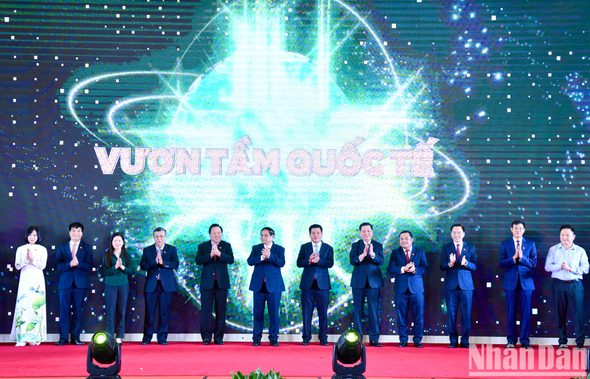 El premier vietnamita y los delegados en la ceremonia.